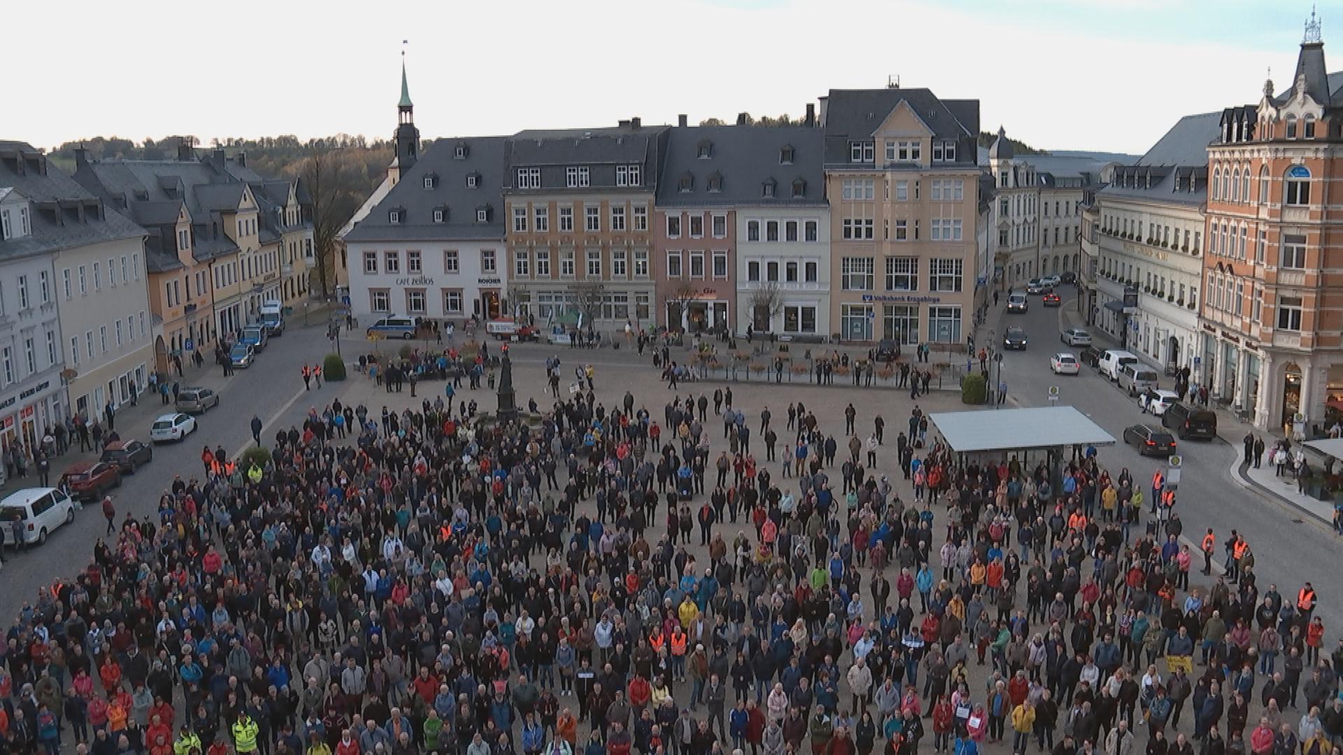 Menschenmenge steht bei einer Protestveranstaltung auf dem Marktplatz von Annaberg in Sachsen