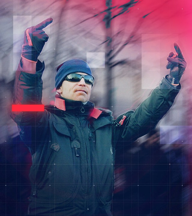 Mann mit Mütze, Sonnenbrille und erhobenen Zeigefingern auf Demo "Antifa means: Free Palestine"  am 17. Januar 2026 in Leipzig Connewitz 