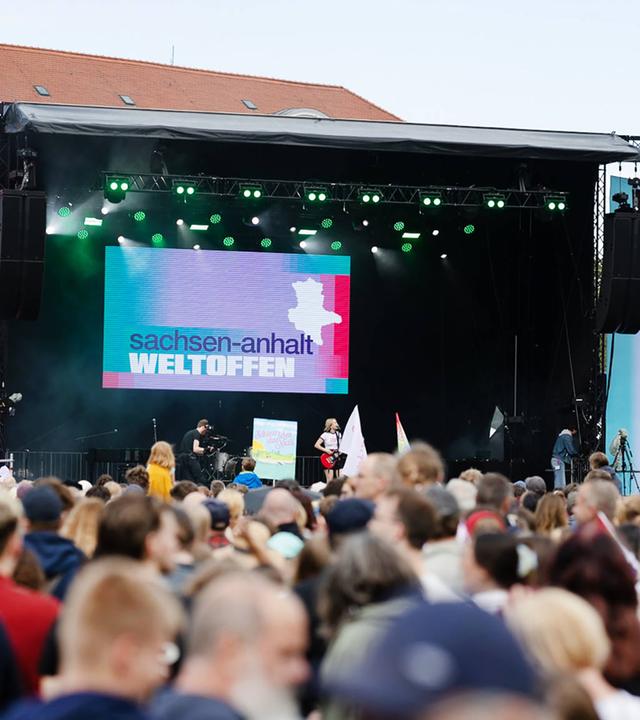 Menschenmenge vor Bühne