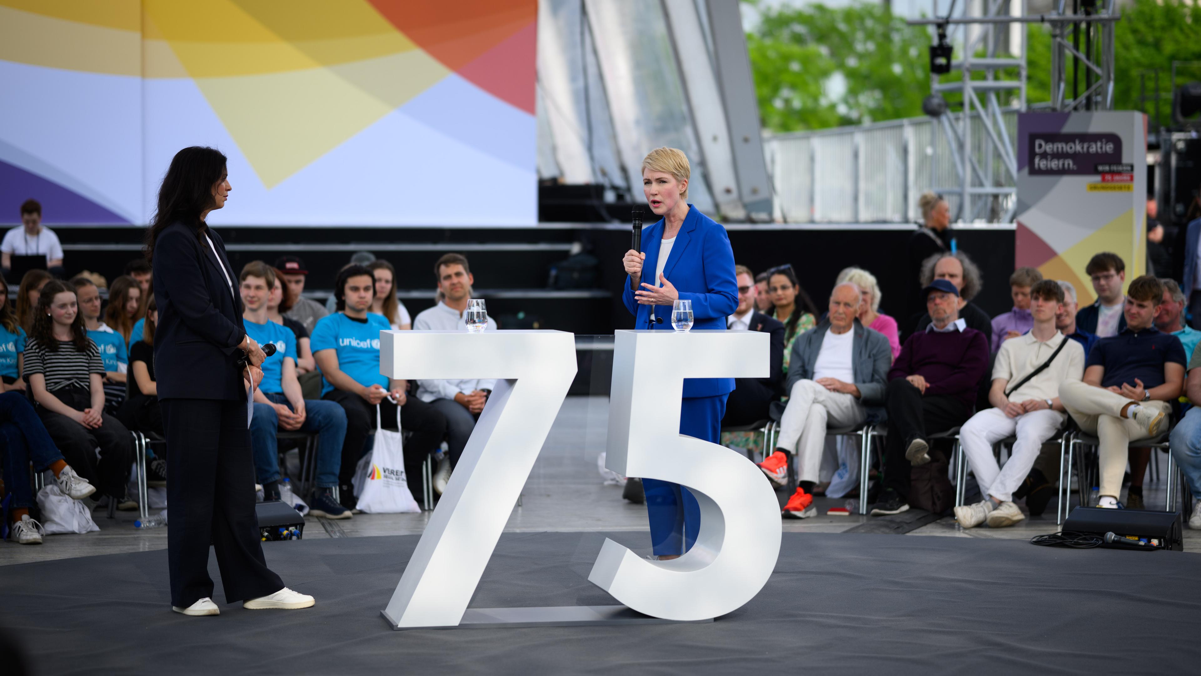 Manuela Schwesig (r, SPD), Ministerpräsidentin von Mecklenburg-Vorpommern und amtierende Bundesratspräsidentin, spricht am Dialogforum beim Demokratiefest im Berliner Regierungsviertel mit Besucherinnen und Besuchern.