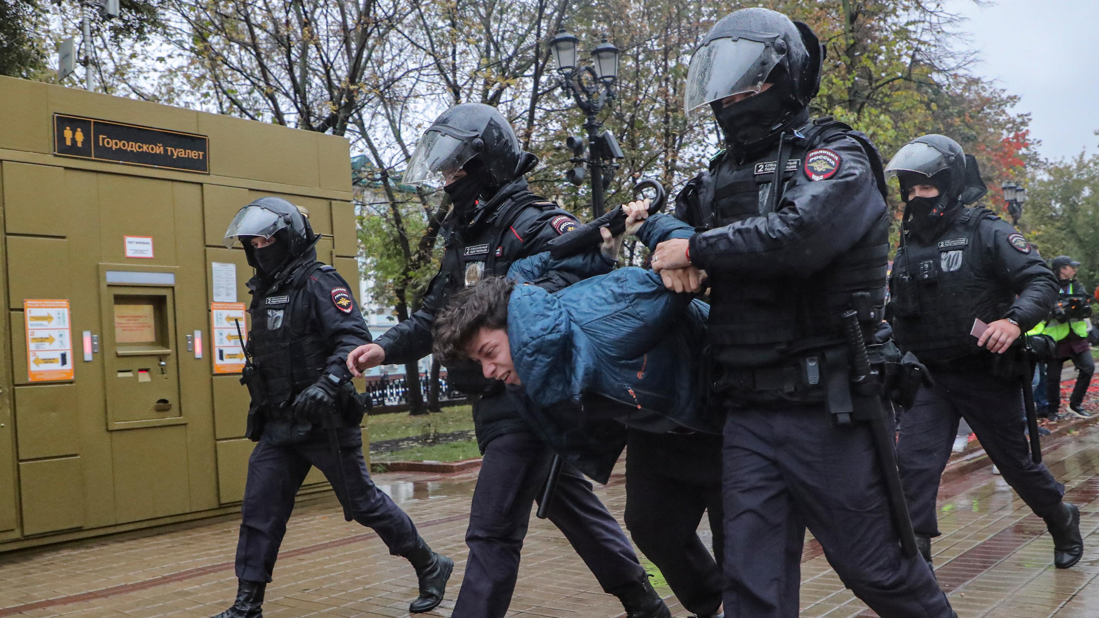 Russische Poilzeikräfte verhaften auf einem unerlaubten Protest in Moskau einen Demonstranten. (Archivbild)