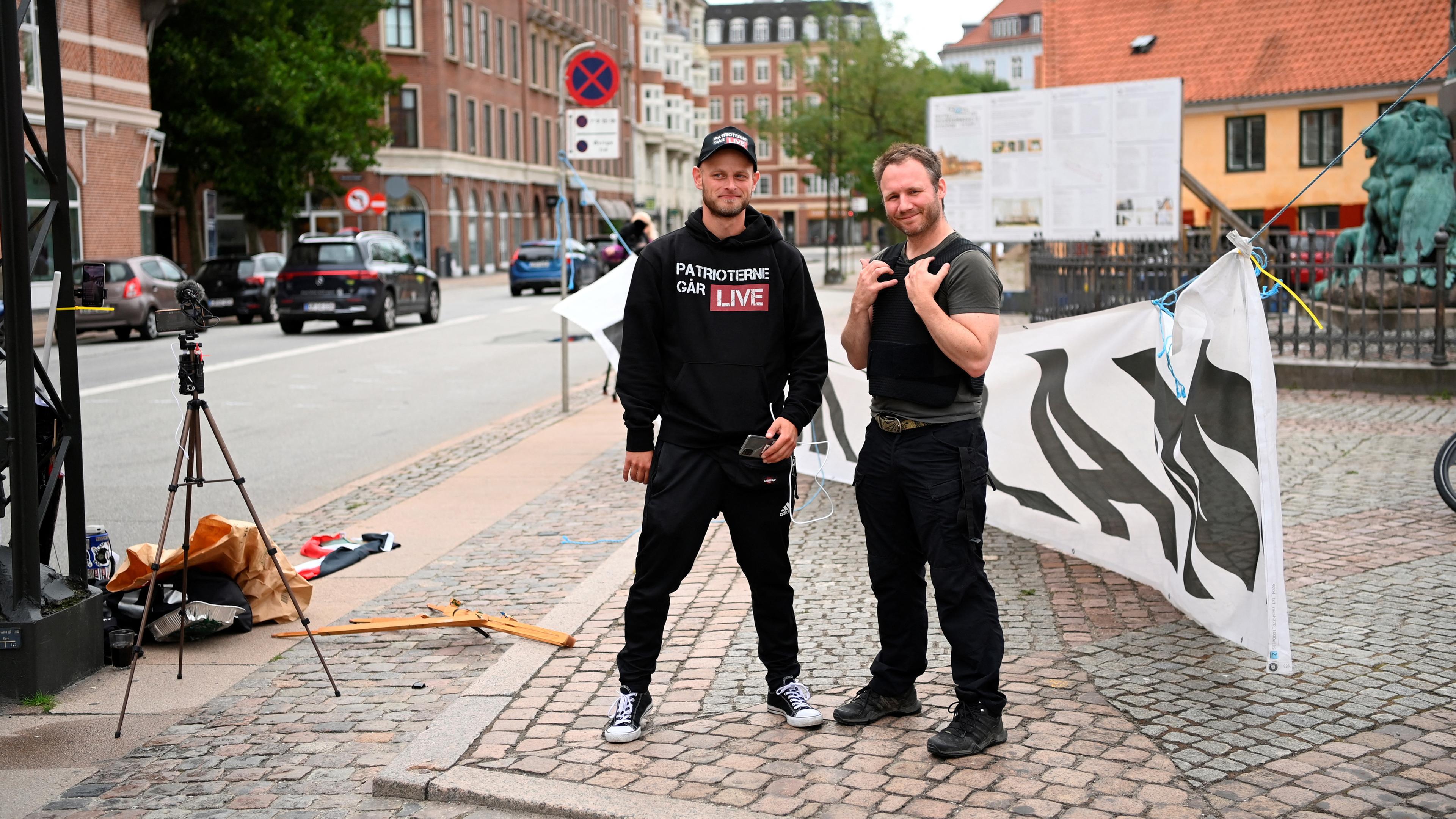 Demonstranten der "Danish Patriots" verbrennen den Koran in Kopenhagen