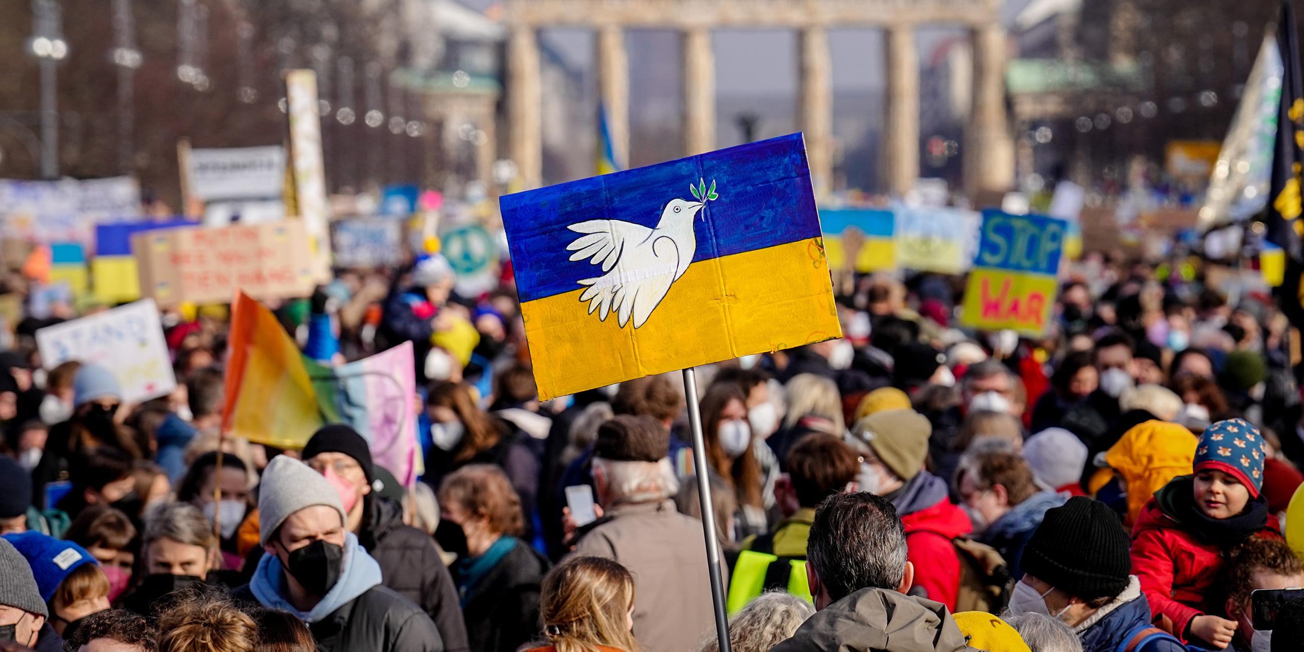 Demonstranten protestieren vor dem Brandenburger Tor gegen den Krieg in der Ukraine