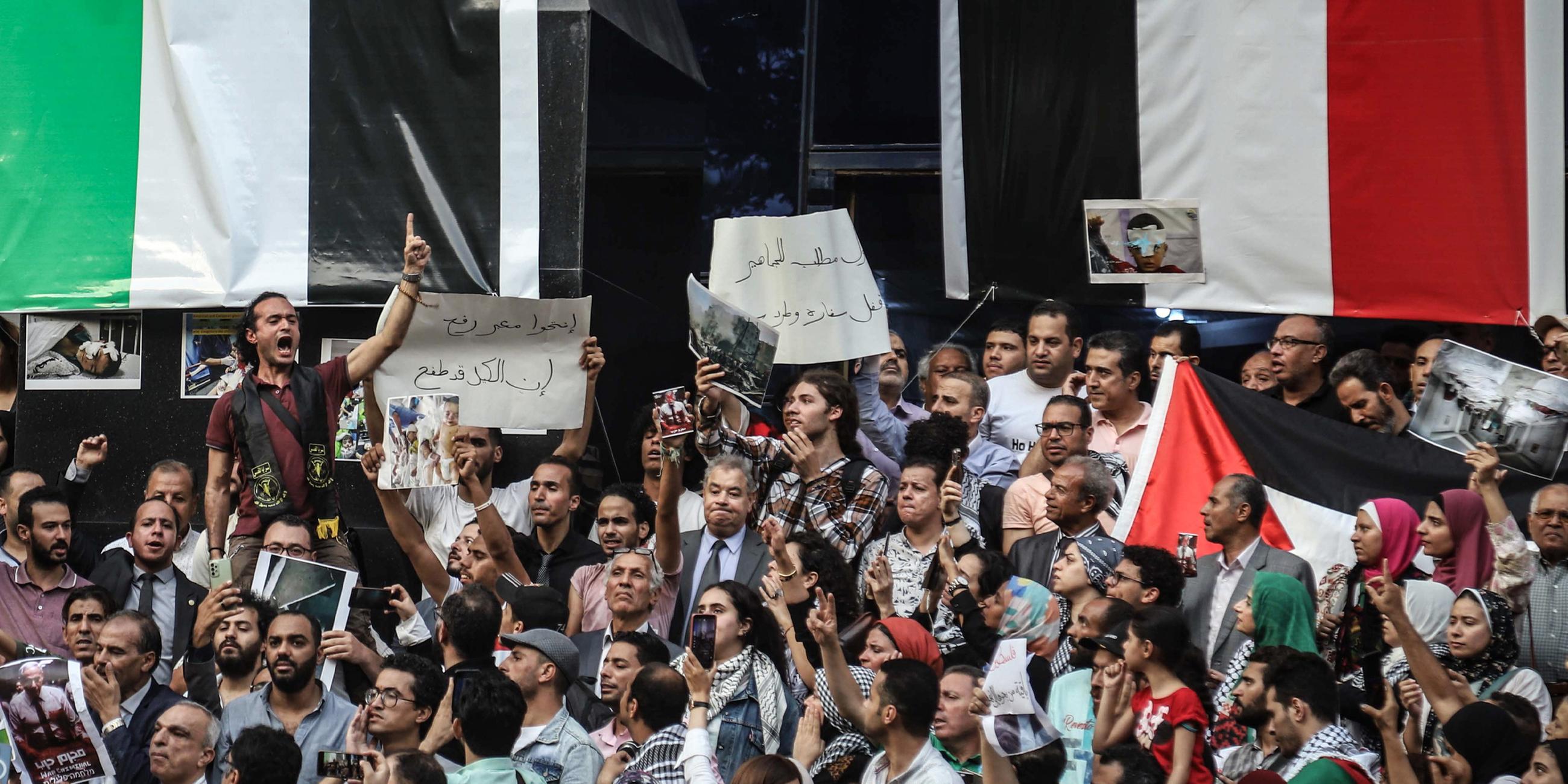 Der ägyptische Aktivist Ahmed Douma ruft am 18.10.2023 während einer Demonstration gegen Israel vor dem ägyptischen Journalistenverband Parolen