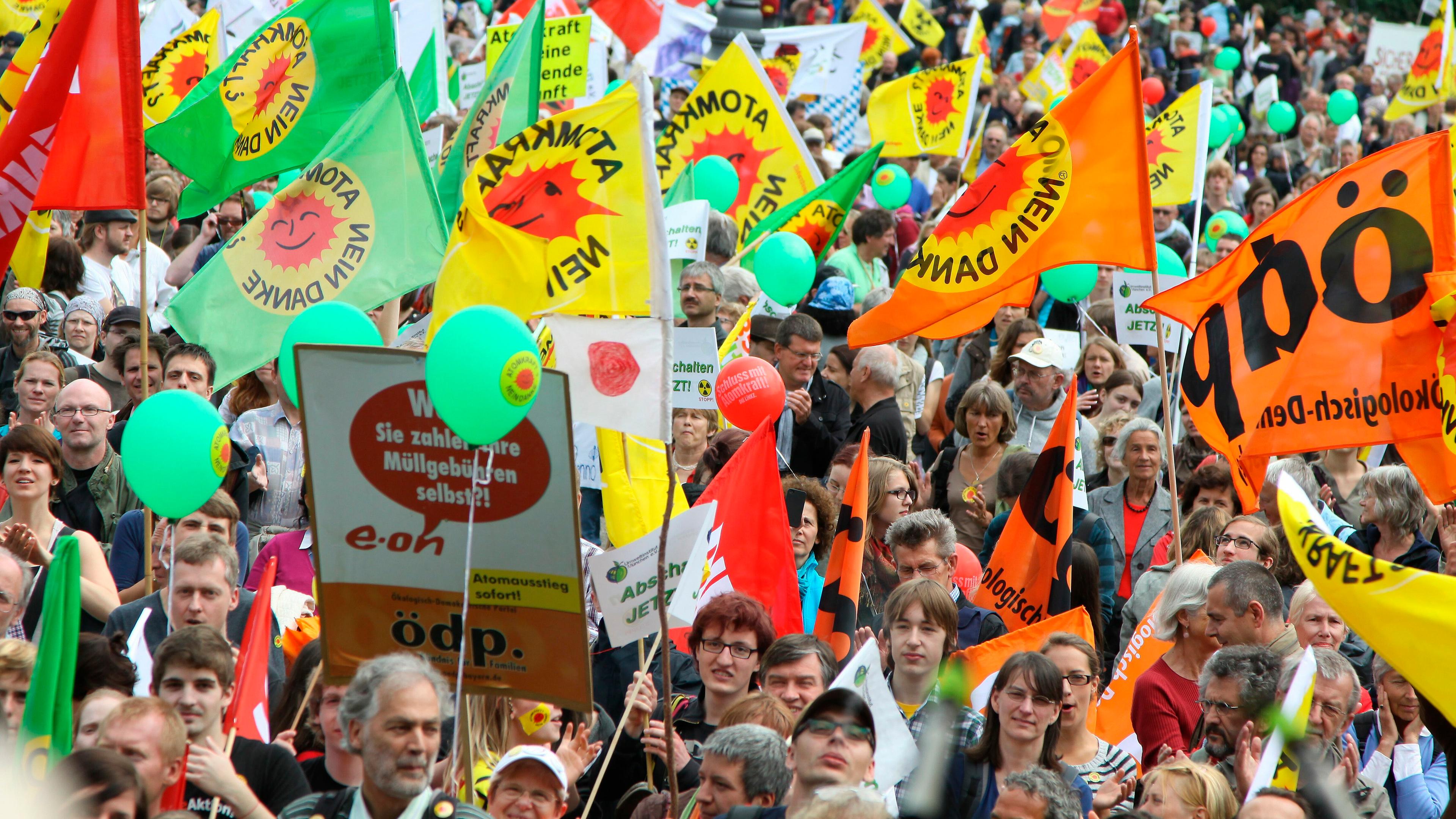 Teilnehmer bei der Abschlußkundgebung einer Anti-Atomkraft-Demonstration auf dem Münchner Königsplatz., 28.05.2011