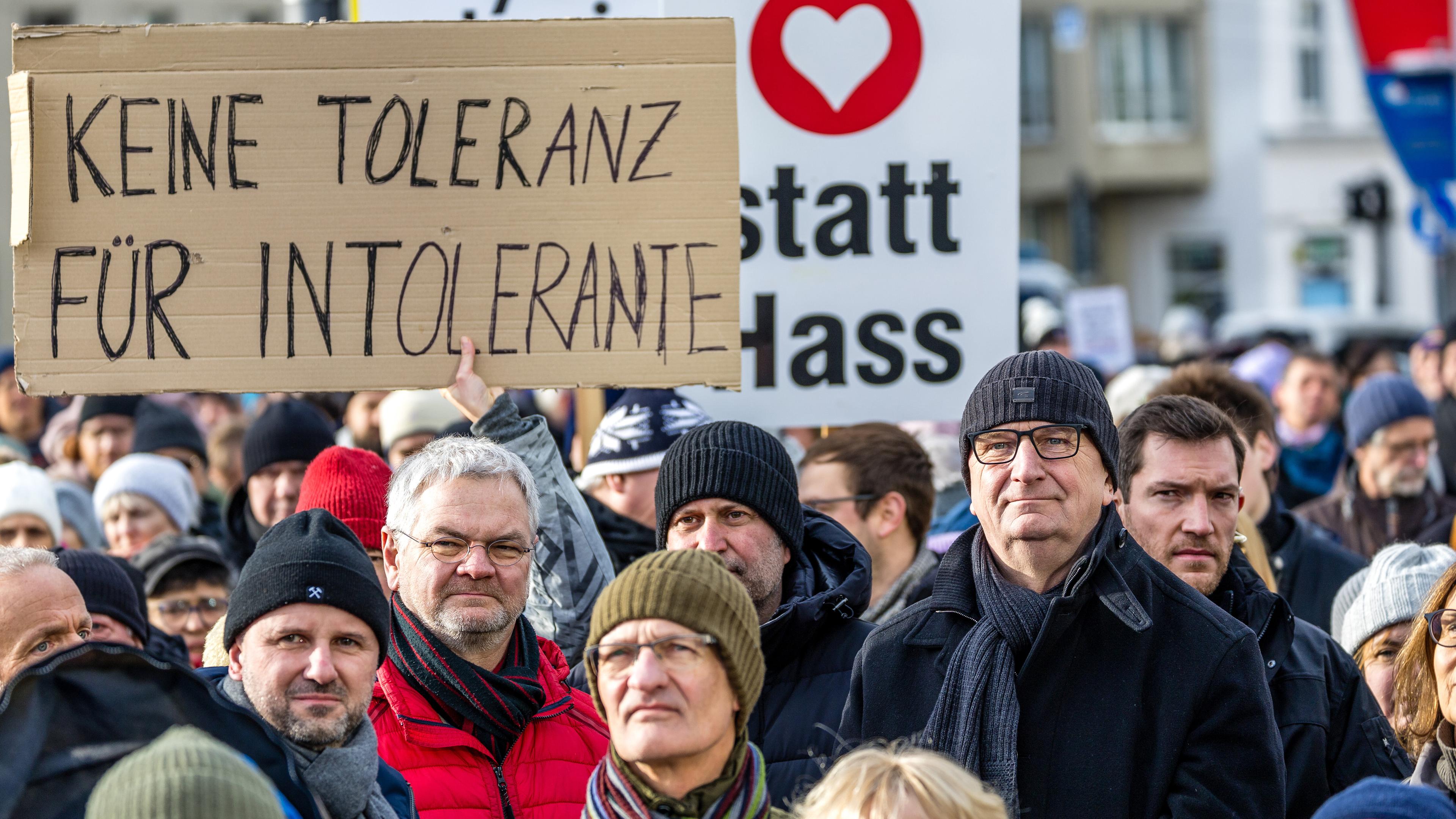 Dietmar Woidke steht auf einer Kundgebung gegen Rechtsextremismus auf dem Platz vor der Stadthalle am 21.01.2024.