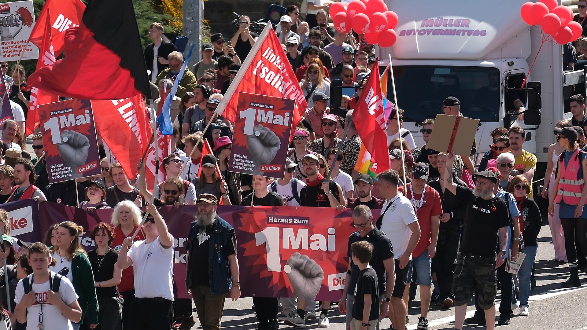 01.05.2025, Sachsen, Chemnitz: Teilnehmer einer Veranstaltung des Deutschen Gewerkschaftsbundes (DGB) gehen eine Straße entlang.