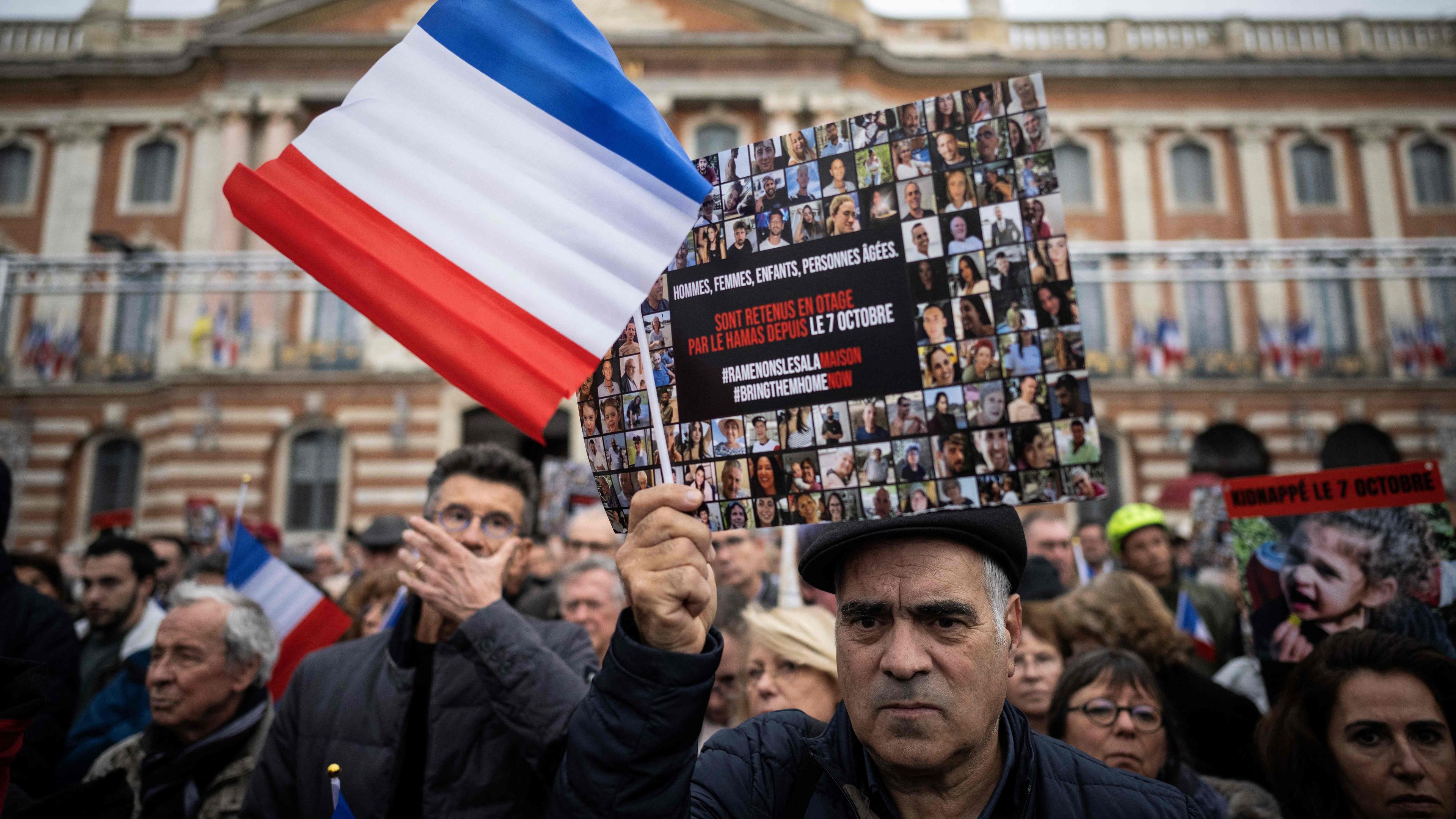 Menschen versammeln sich während einer Demonstration gegen Antisemitismus auf dem Place du Capitole in Toulouse, Südwestfrankreich am 12.11.2023