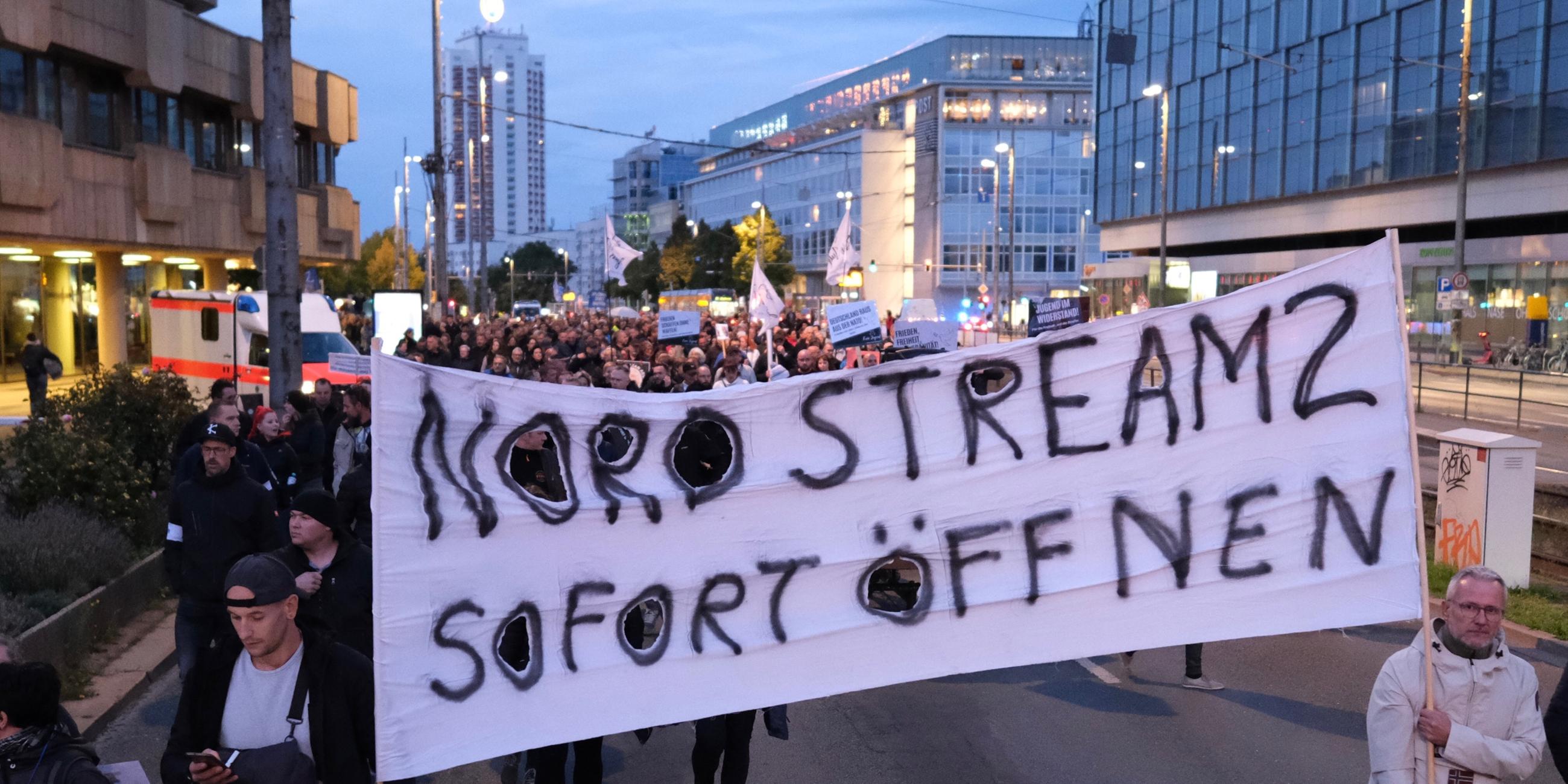 Demonstranten halten ein Transparent mit der Aufschrift: "Nord Stream 2 sofort öffnen"
