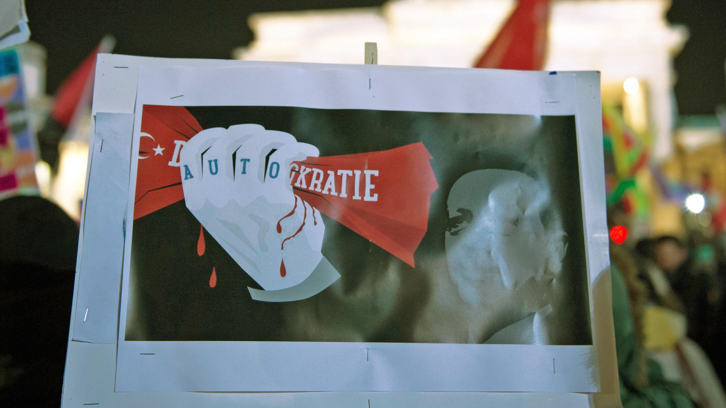 Plakat "Autokratie" auf einer Demonstration gegen den türkischen Staatspräsidenten Erdogan in Berlin am 4.11.2016