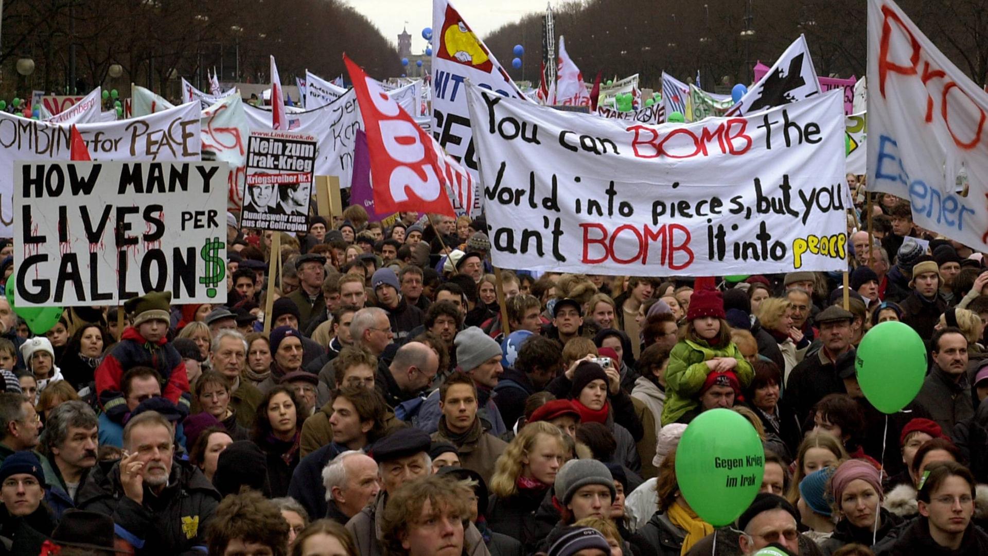 Berlin: Mehr als 500.000 Menschen demonstierten am Samstag den 15. Februar 2003 unter dem Motto NEIN zum Krieg gegen Irak - NO war on Iraq! gegen einen drohenden Krieg gegen den Irak.