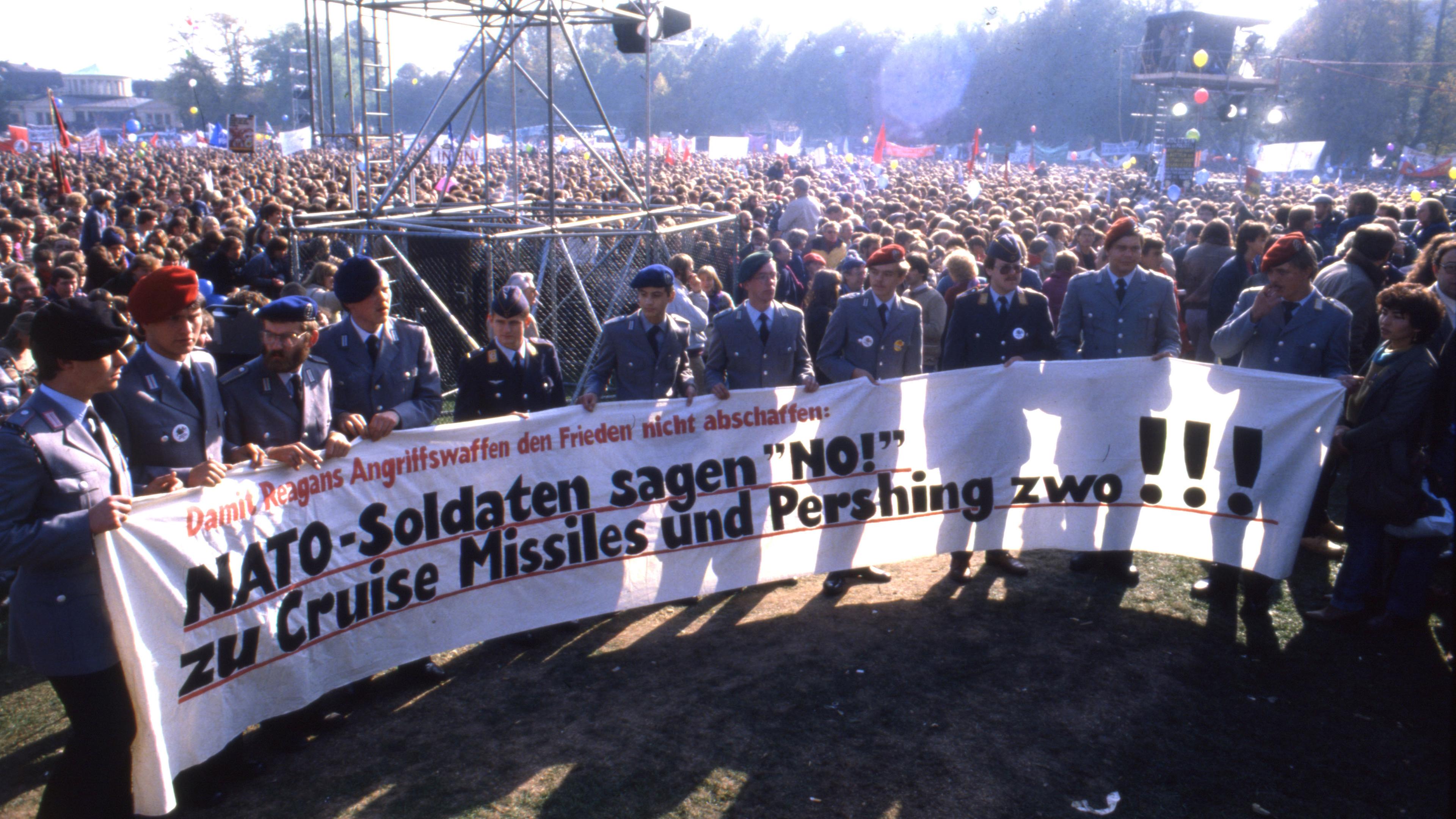 NATO-Soldaten am 22.10.1983 in Bonn bei einer Großkundgebung mit über 400.000 Teilnehmern gegen atomare Aufrüstung und die Stationierung von Cruise Missiles und Pershing 2 Raketen