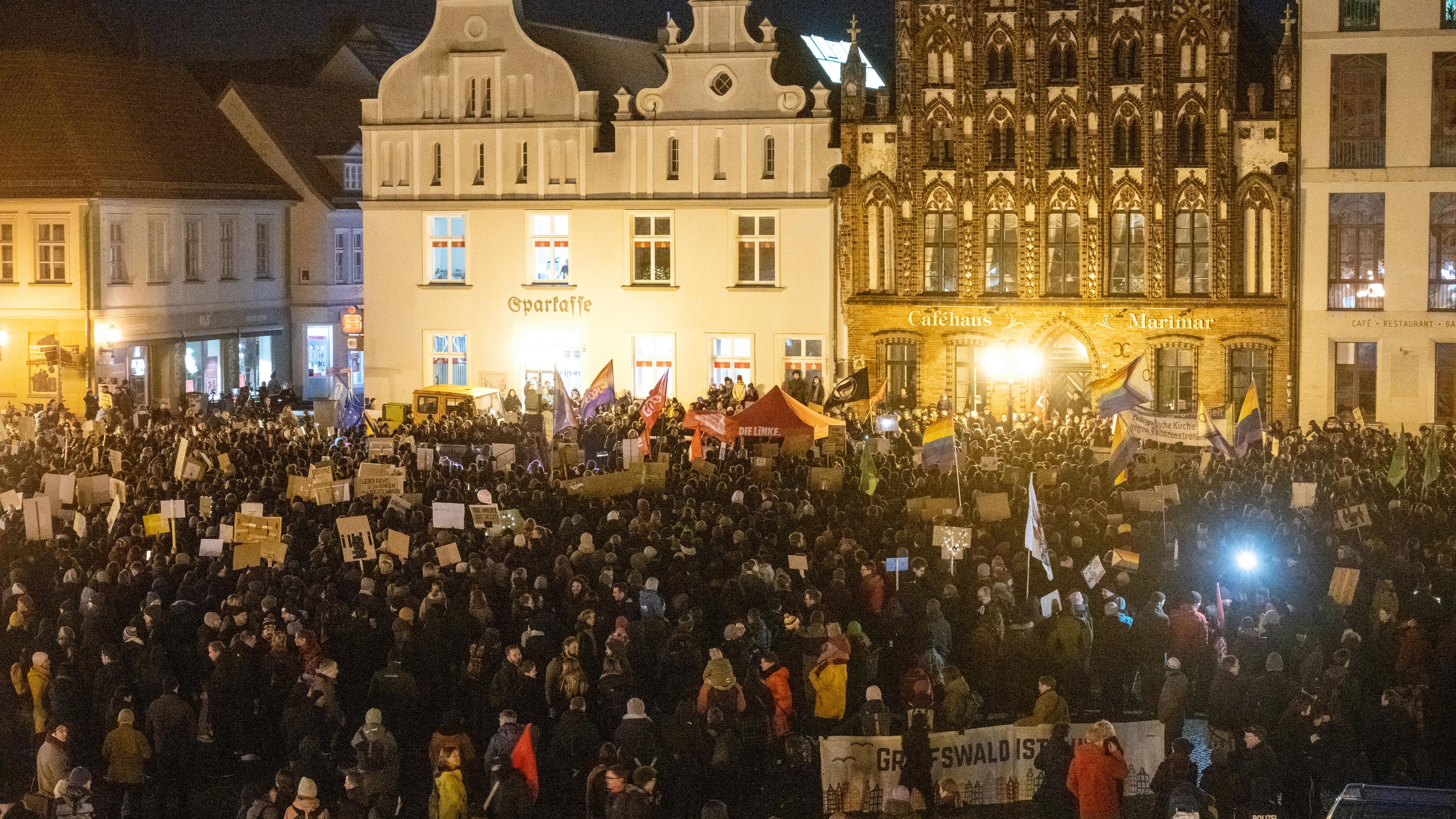 Mecklenburg-Vorpommern, Greifswald: Zahlreiche Menschen stehen auf dem Markt und demonstrieren gegen die AfD und gegen Rechtsextremismus.