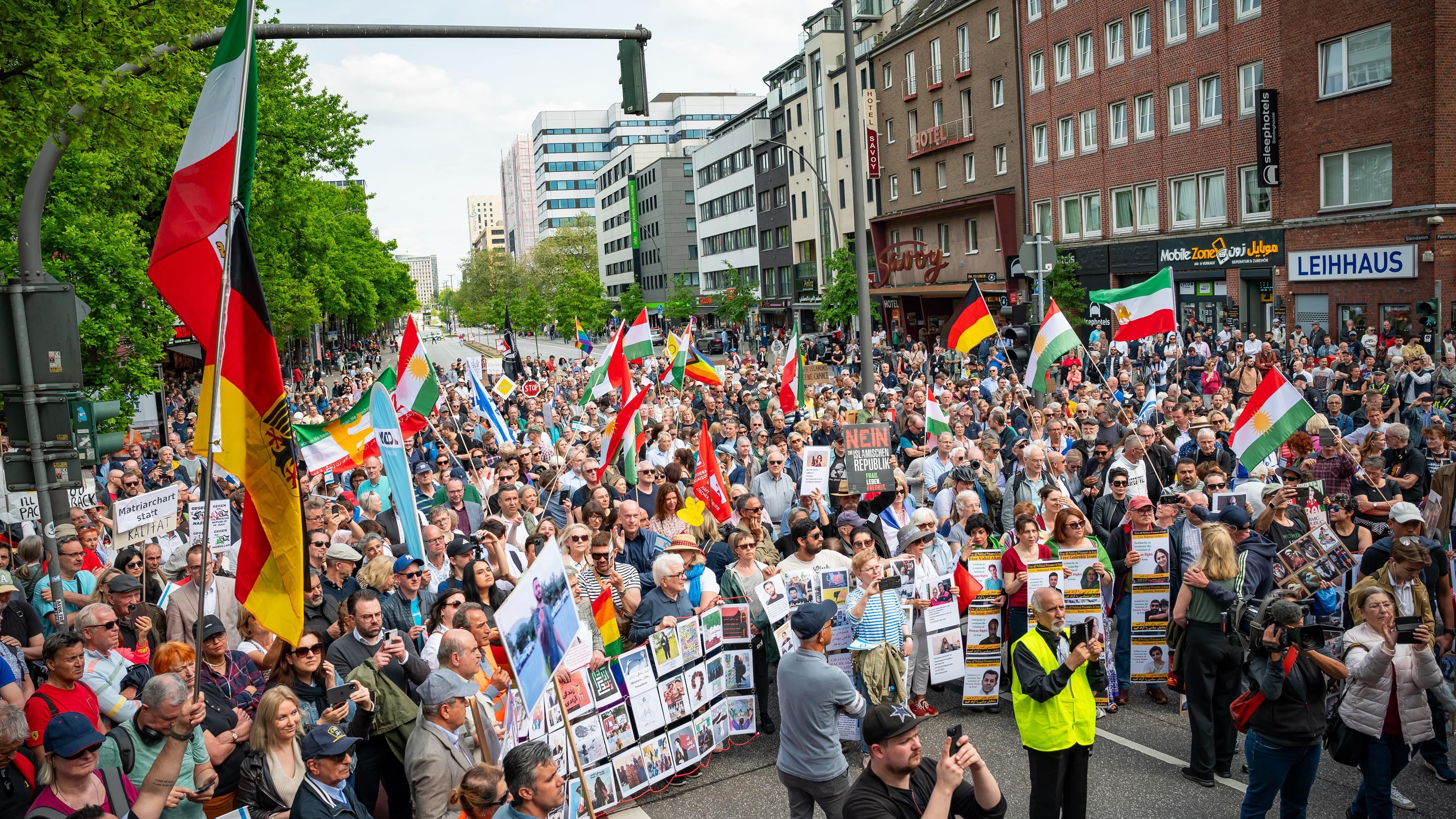 Demonstranten protestieren auf dem Steindamm in Hamburg gegen Islamismus und Antisemitismus und für freiheitliche Werte und das Grundgesetz am 04.05.2024.