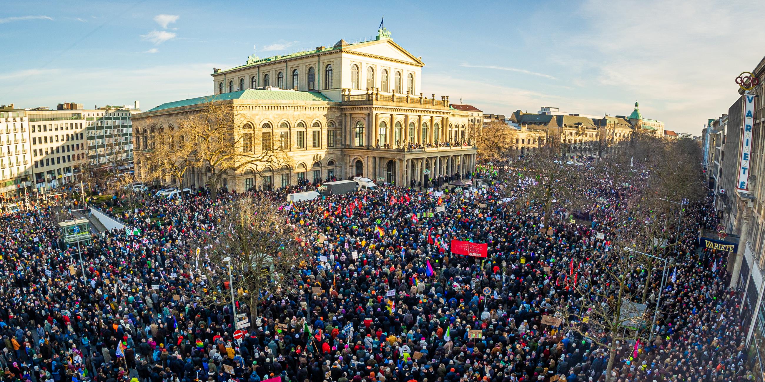 Zahlreiche Menschen nehmen am 20.01.2024 an einer Demonstration gegen Rechtsextremismus auf dem Opernplatz in Hannover teil.