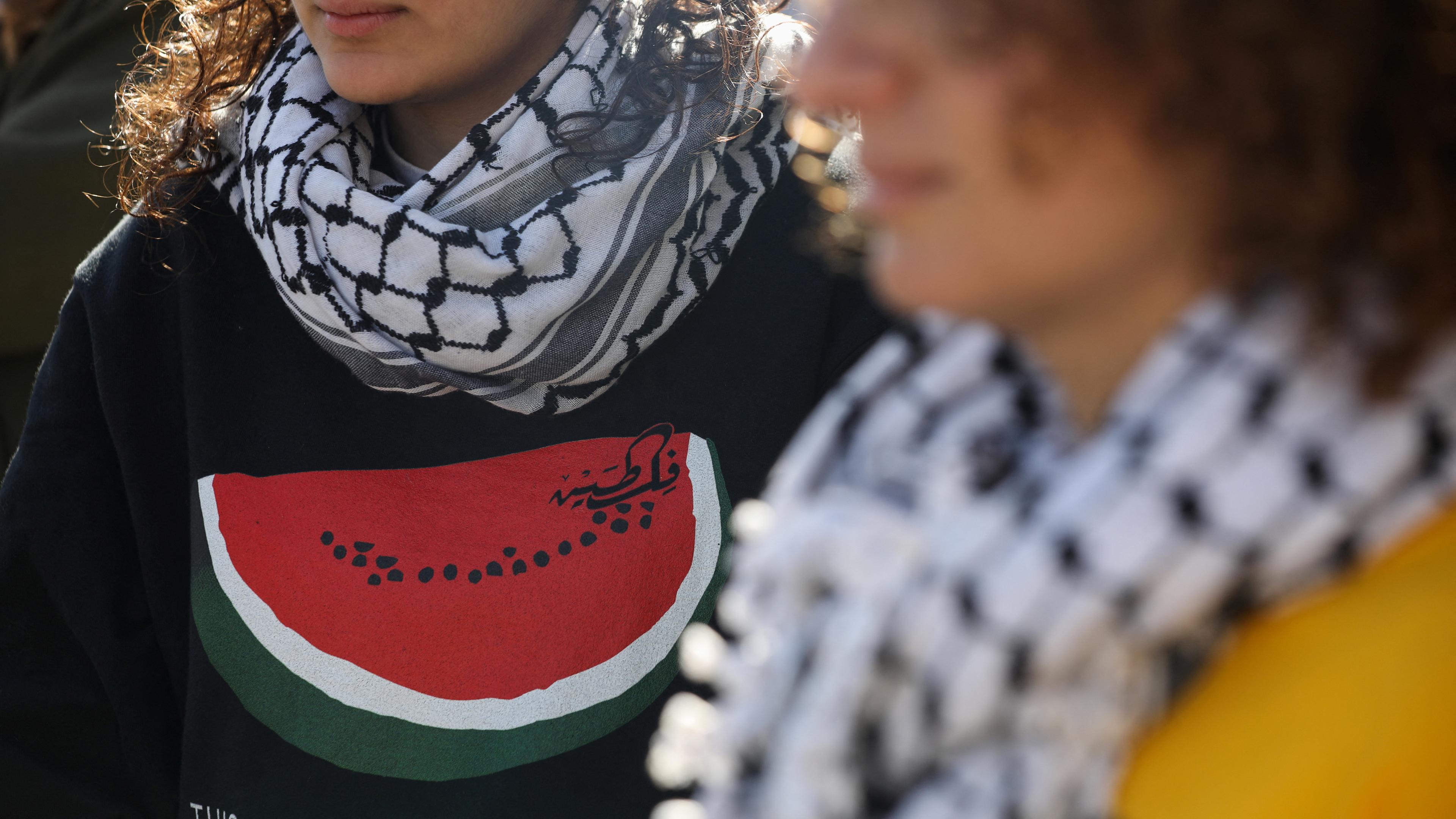 Eine Frau trägt ein T-Shirt mit dem Bild einer Wassermelone während einer Demonstration zur Unterstützung der Palästinenser im Gazastreifen am 22.12.2023.