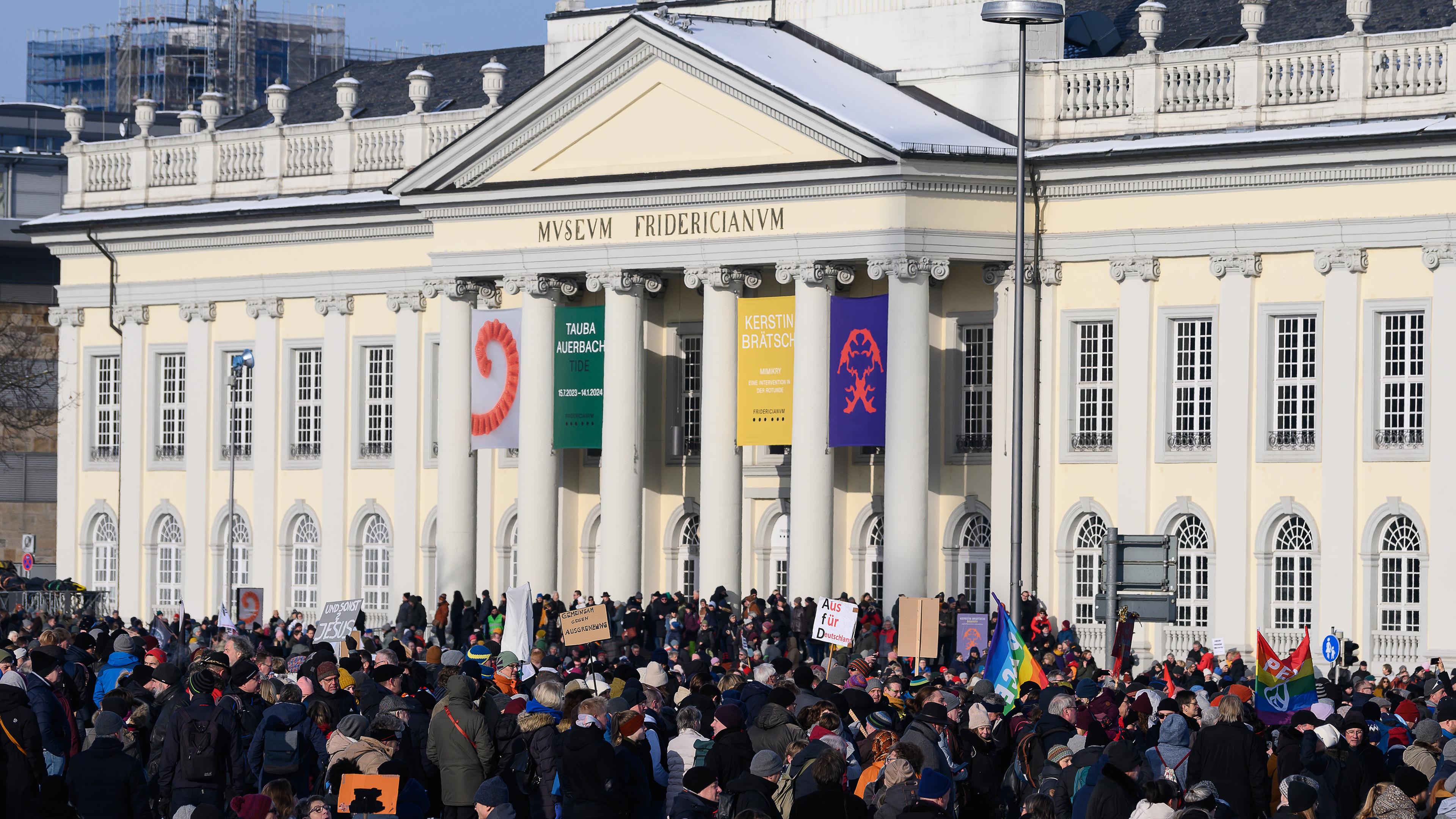  Teilnehmer stehen am 20.01.2024 bei einer Demonstrationen gegen die AfD und gegen Rechtextremismus in Hessen vor dem Museum Fridericianum.