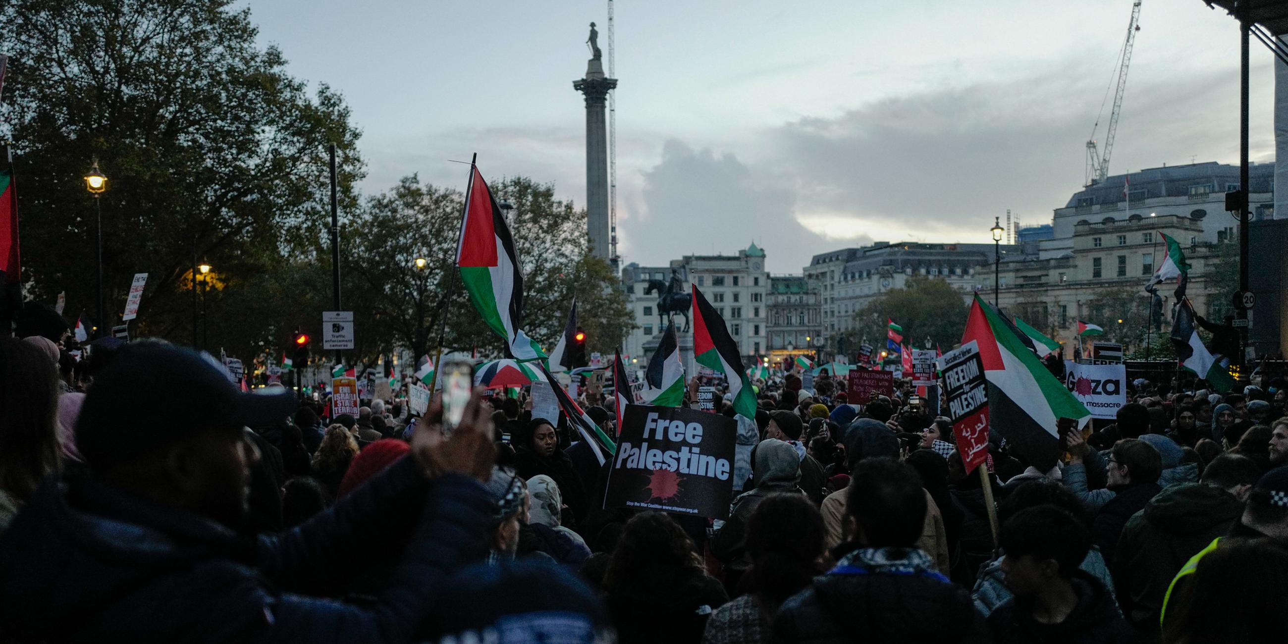 Demonstranten versammeln sich am 04.11.2023 in London auf dem Trafalgar Square.