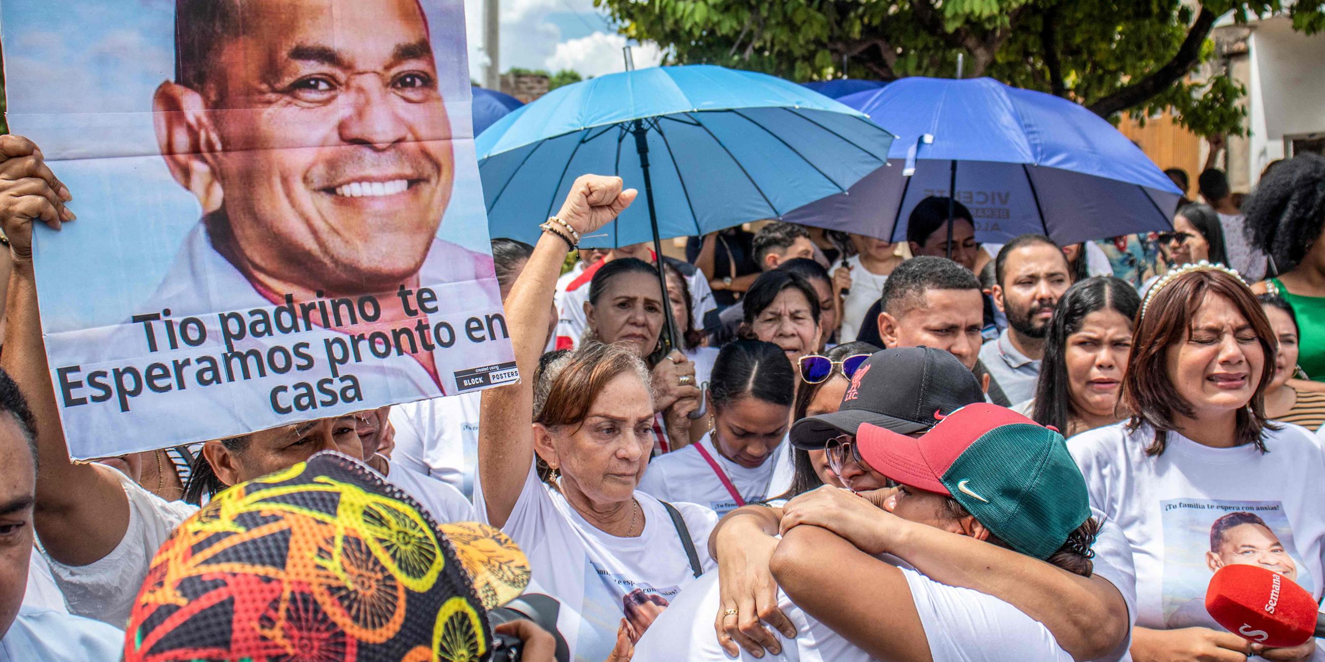 Familie und Freunde des kolumbianischen Stürmers Luis Diaz nehmen am 05.11.2023 in Kolumbien, an einer Demonstration teil, um die Freilassung von Diaz' Vater zu fordern.