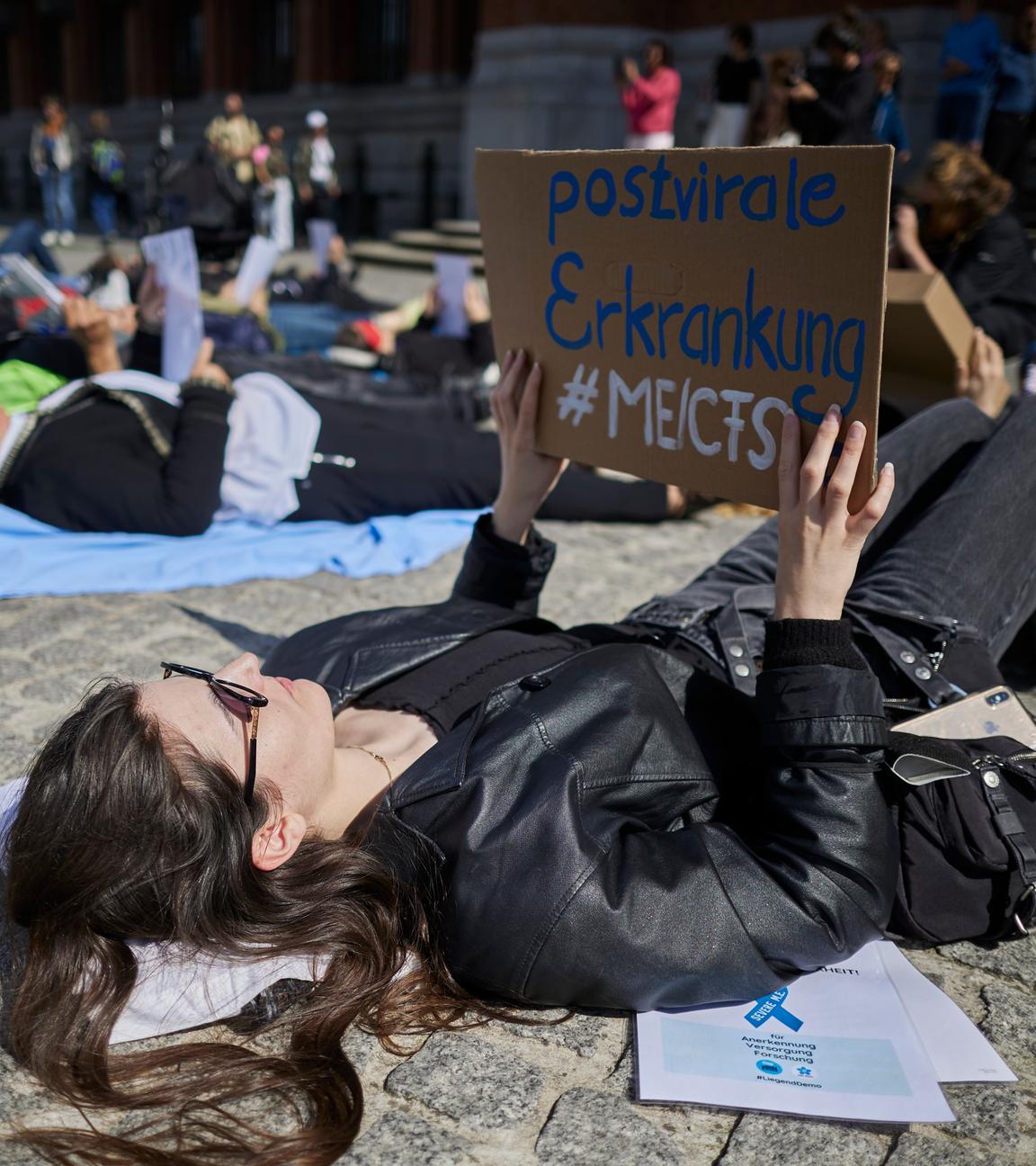 Berlin: Bei einer Liegend-Demonstration machen etwa fünfzig Demonstranten vor dem Roten Rathaus aufmerksam auf die ME/CFS-Erkrankung.