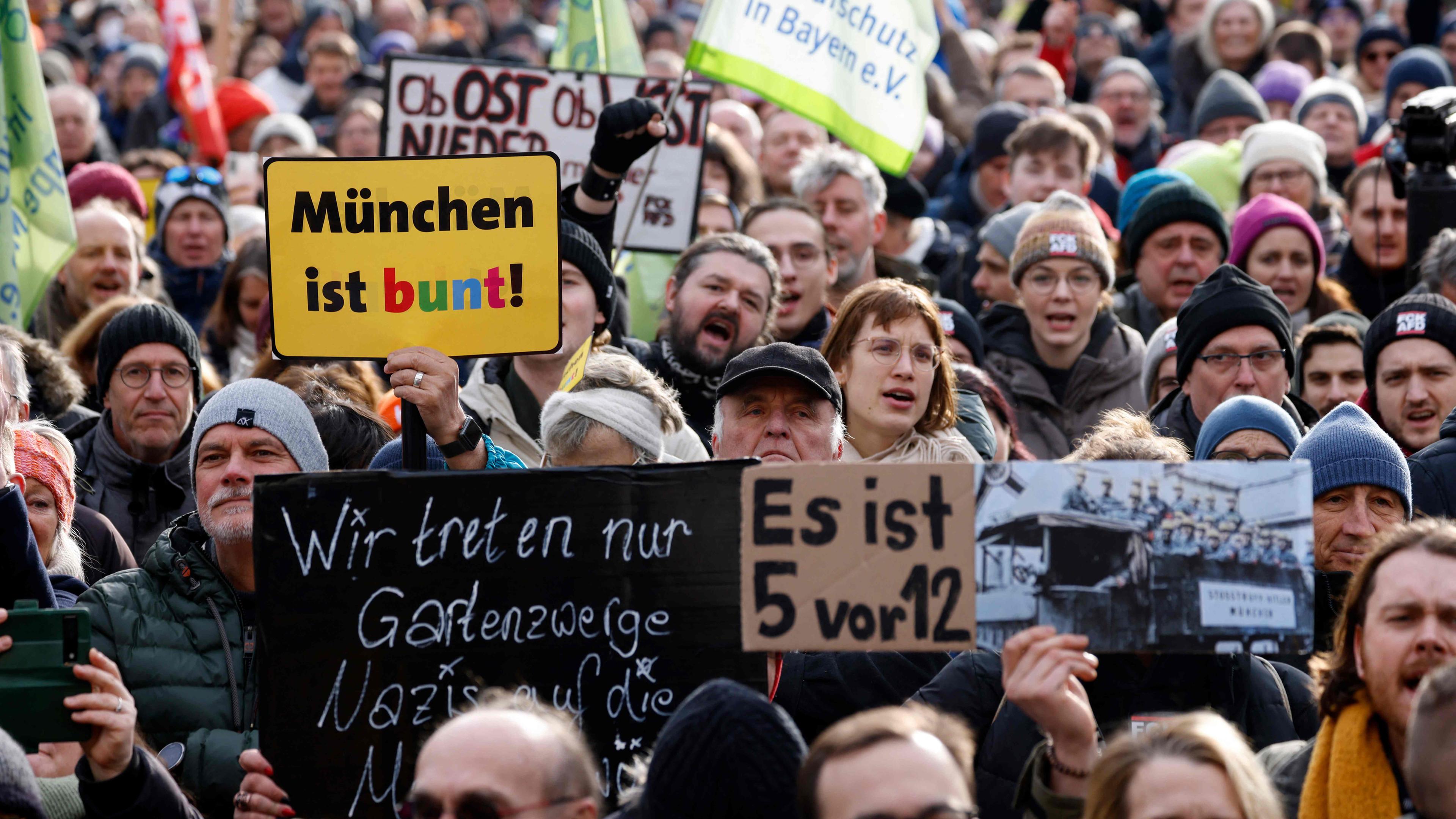 Teilnehmer halten Plakate mit dem Schriftzug "München ist bunt" während einer Demonstration gegen Rassismus und rechtsextreme Politik in München, Süddeutschland, am 21.01.2024 hoch.