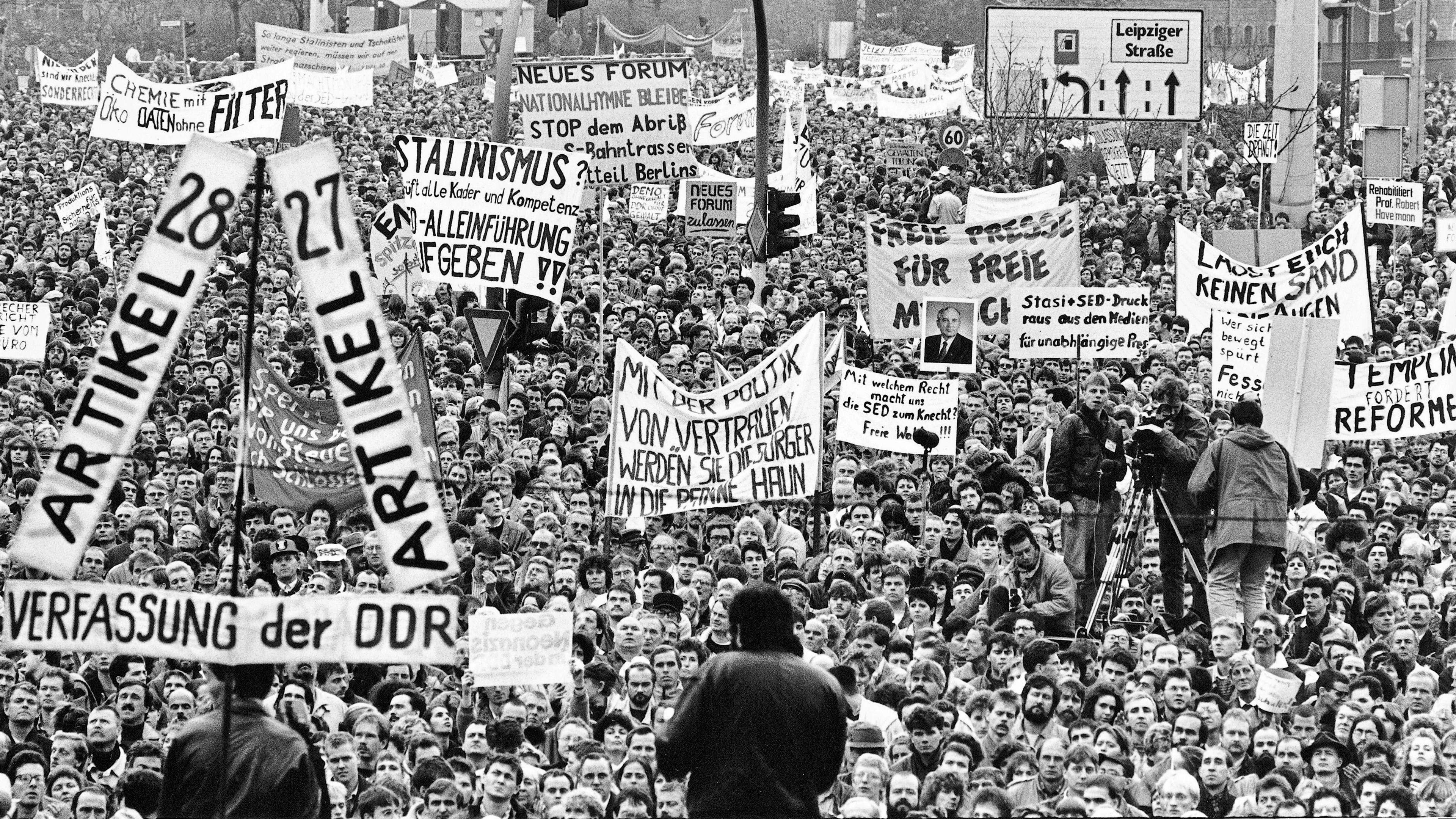 Zwischen einer halben und einer Millionen Menschen haben am 04.11.1989 in Ost-Berlin bei der größten Demonstration in der Geschichte der DDR ihren Unmut über die herrschende SED zum Ausdruck gebracht.