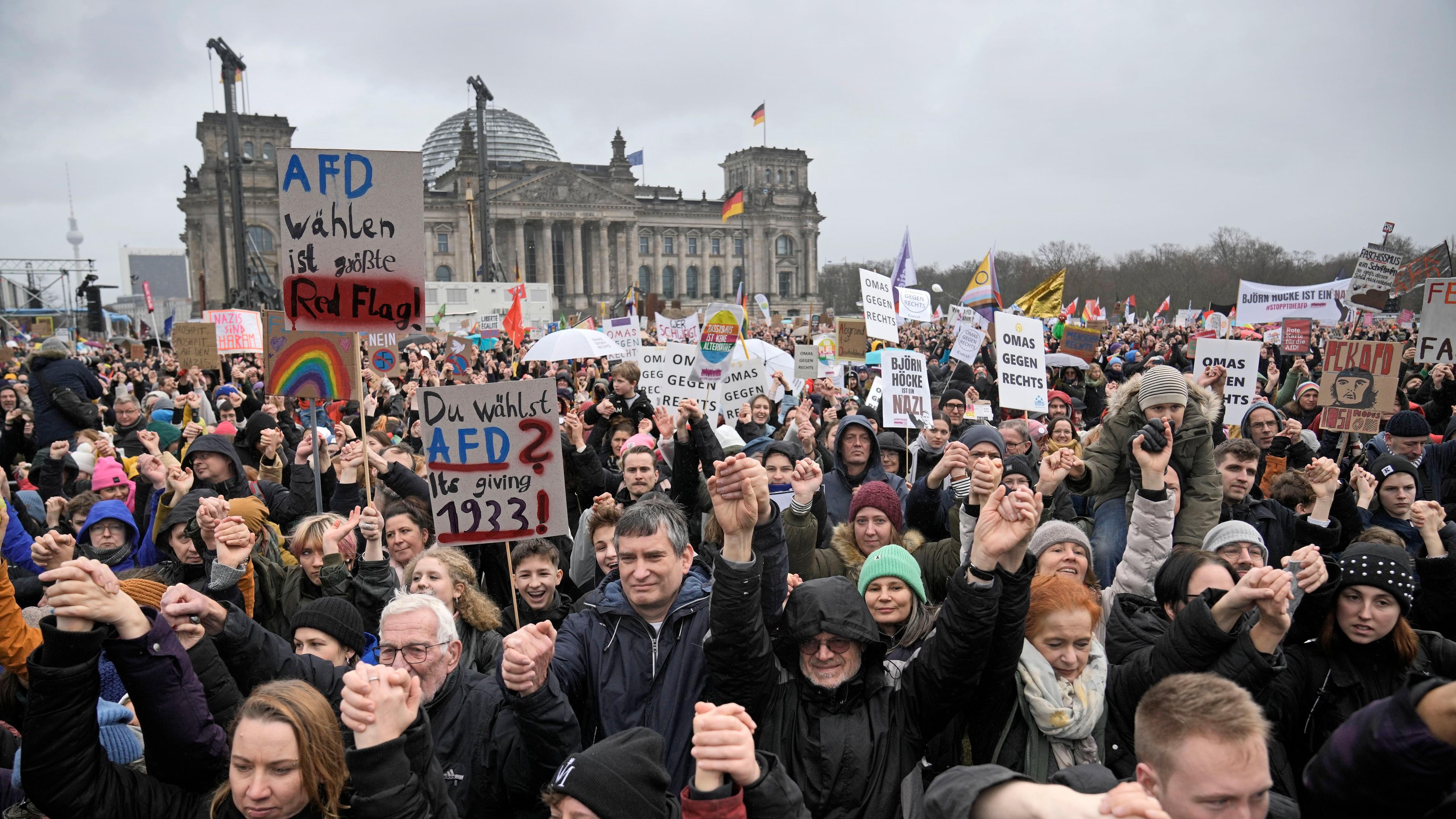 Bei einer Demonstration gegen Rechtsextremismus in Berlin halten sich Menschen an den Händen.