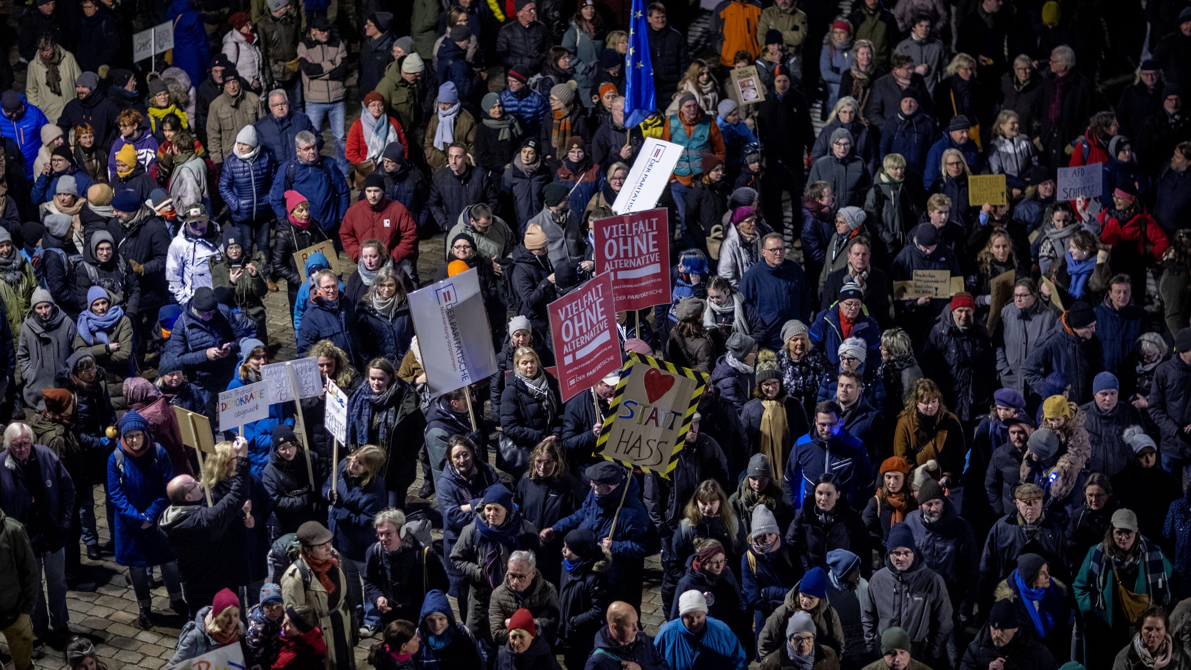 In Schwerin gehen zahlreiche Menschen auf die Straßen und protestieren gegen Rechtsextremismus.