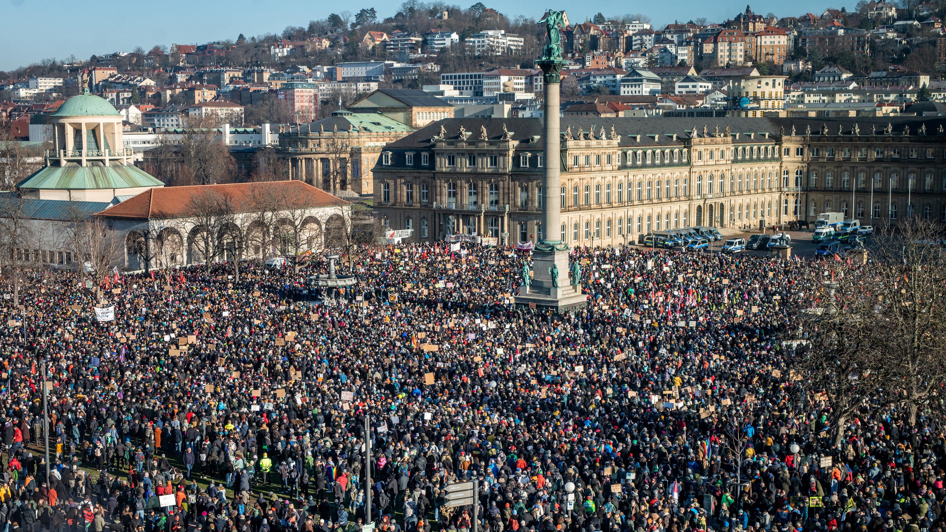 ahlreiche Menschen nehmen am 20.01.2024 auf dem Stuttgarter Schlossplatz an einer Demonstrationen gegen die AfD und Rechtsextremismus teil.
