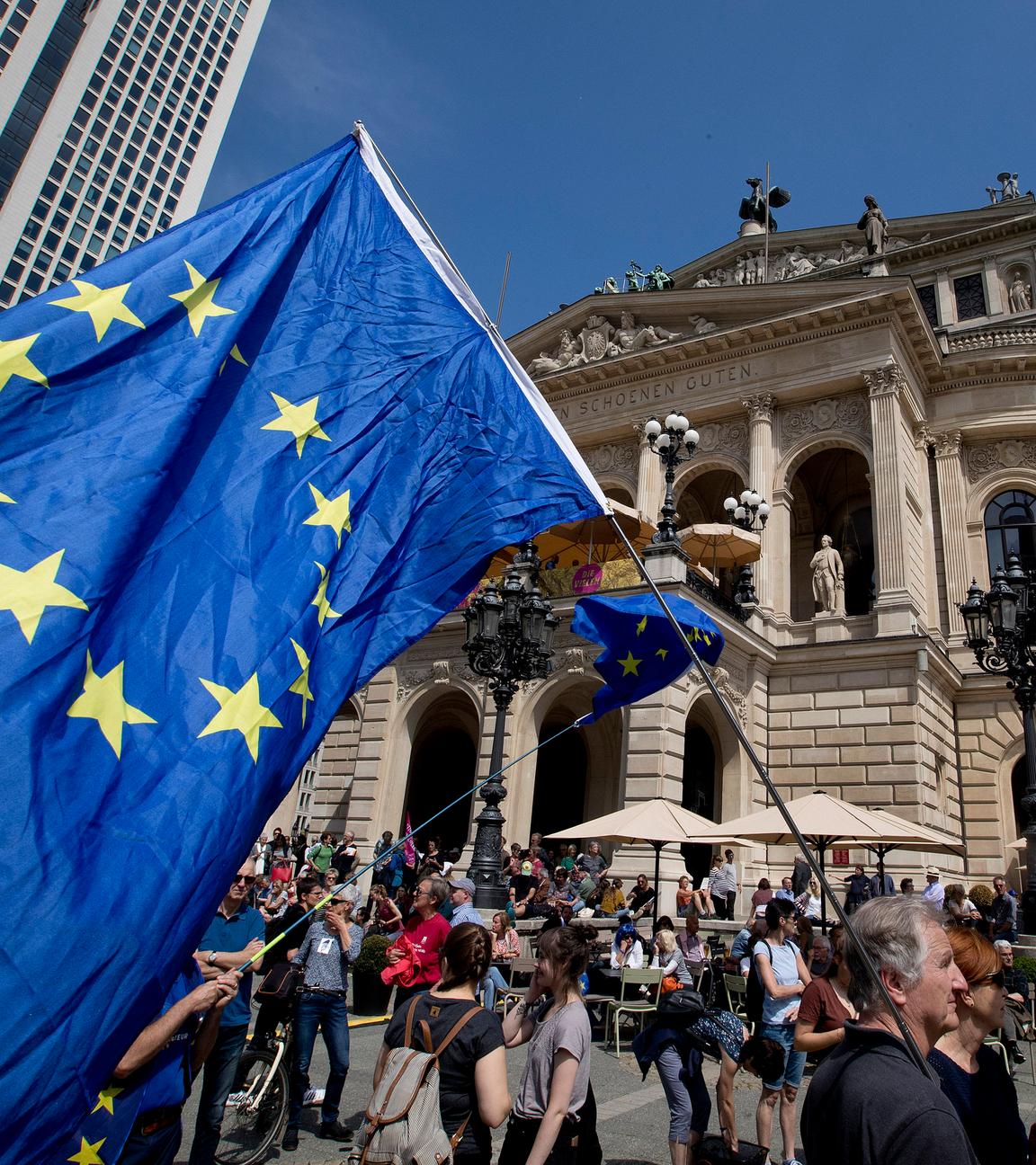 Demonstration vor der alten Oper in Frankfurt a. Main