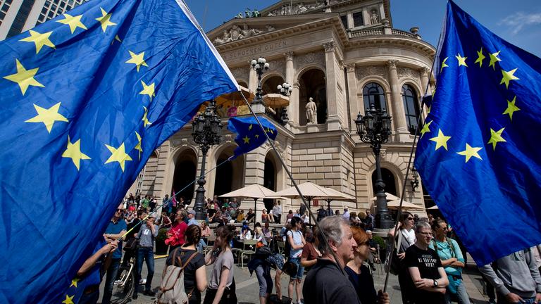 Demonstration vor der alten Oper in Frankfurt a. Main