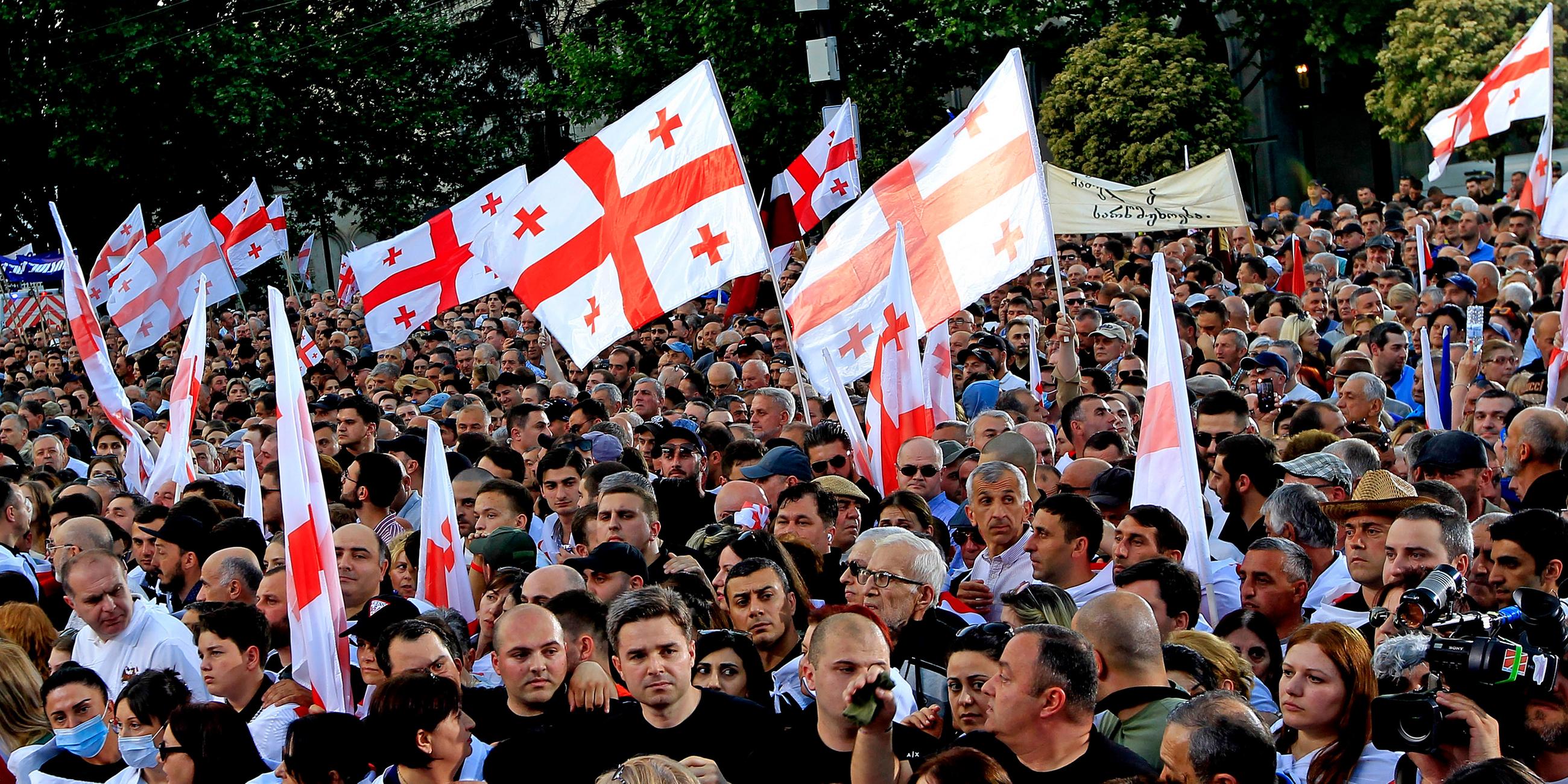 Regierungsfreundliche Demonstranten mit georgischen Nationalflaggen, aufgenommen am 29.04.2024 in Tiflis, Georgien 