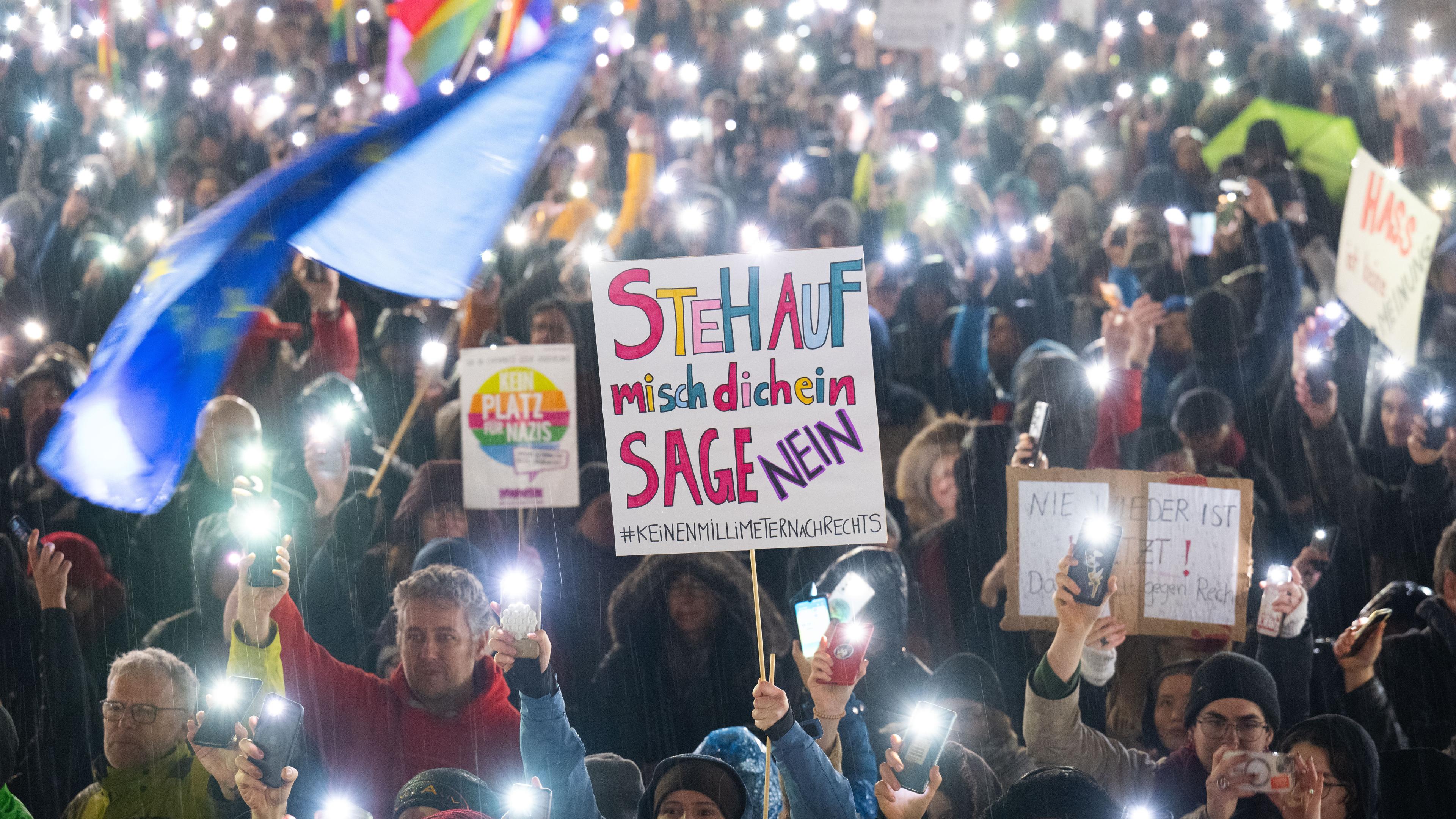 In Darmstadt protestieren zahlreiche Menschen gegen Rechtsextremismus.