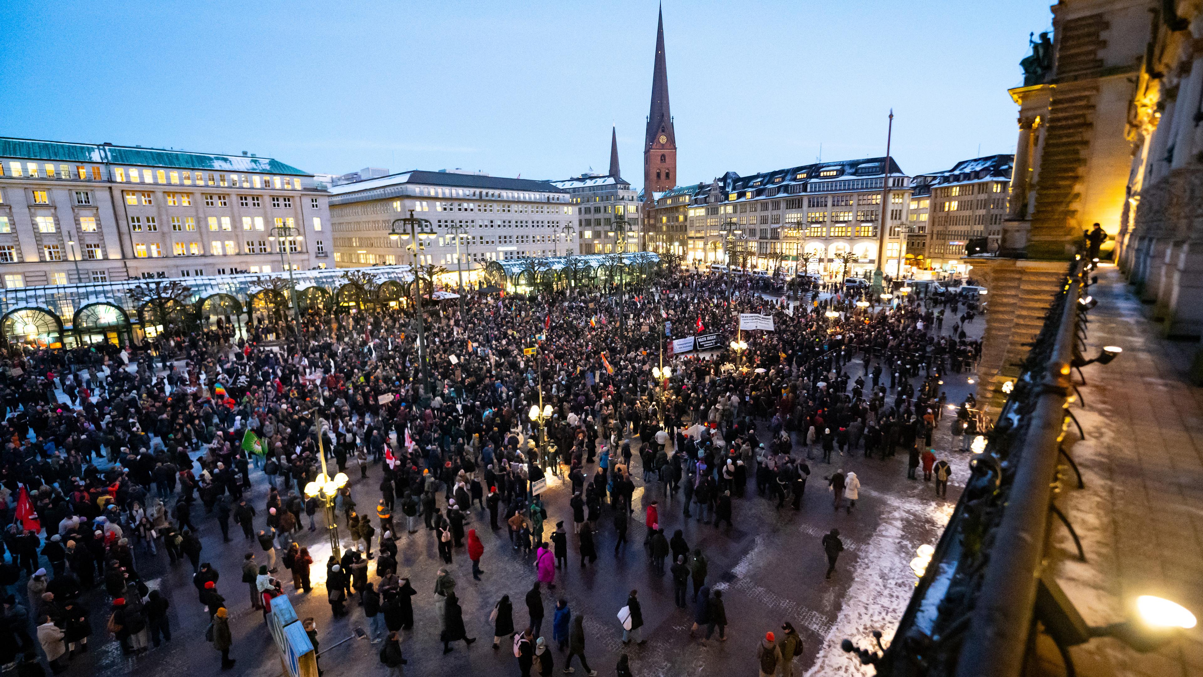 Hamburg: Zahlreiche Demonstranten stehen auf dem Rathausmarkt.