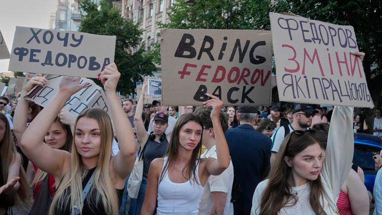 Aktivisten skandieren Parolen während einer Kundgebung, mit der die Entscheidung von Präsident Selensky kritisiert wird, Verteidigungsminister Fedorow zu entlassen. 