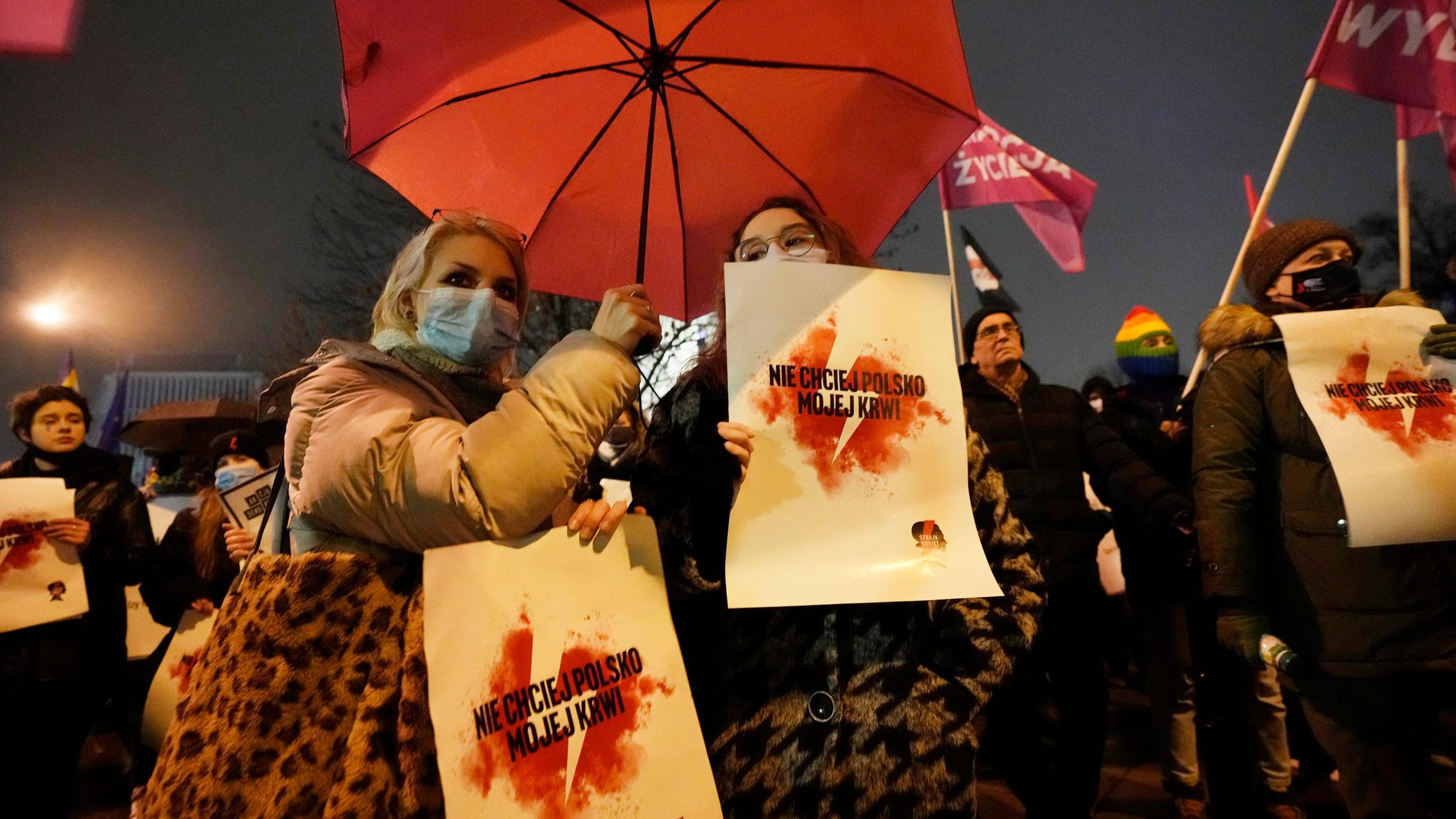 Demonstrierende Frauen in Polen. 