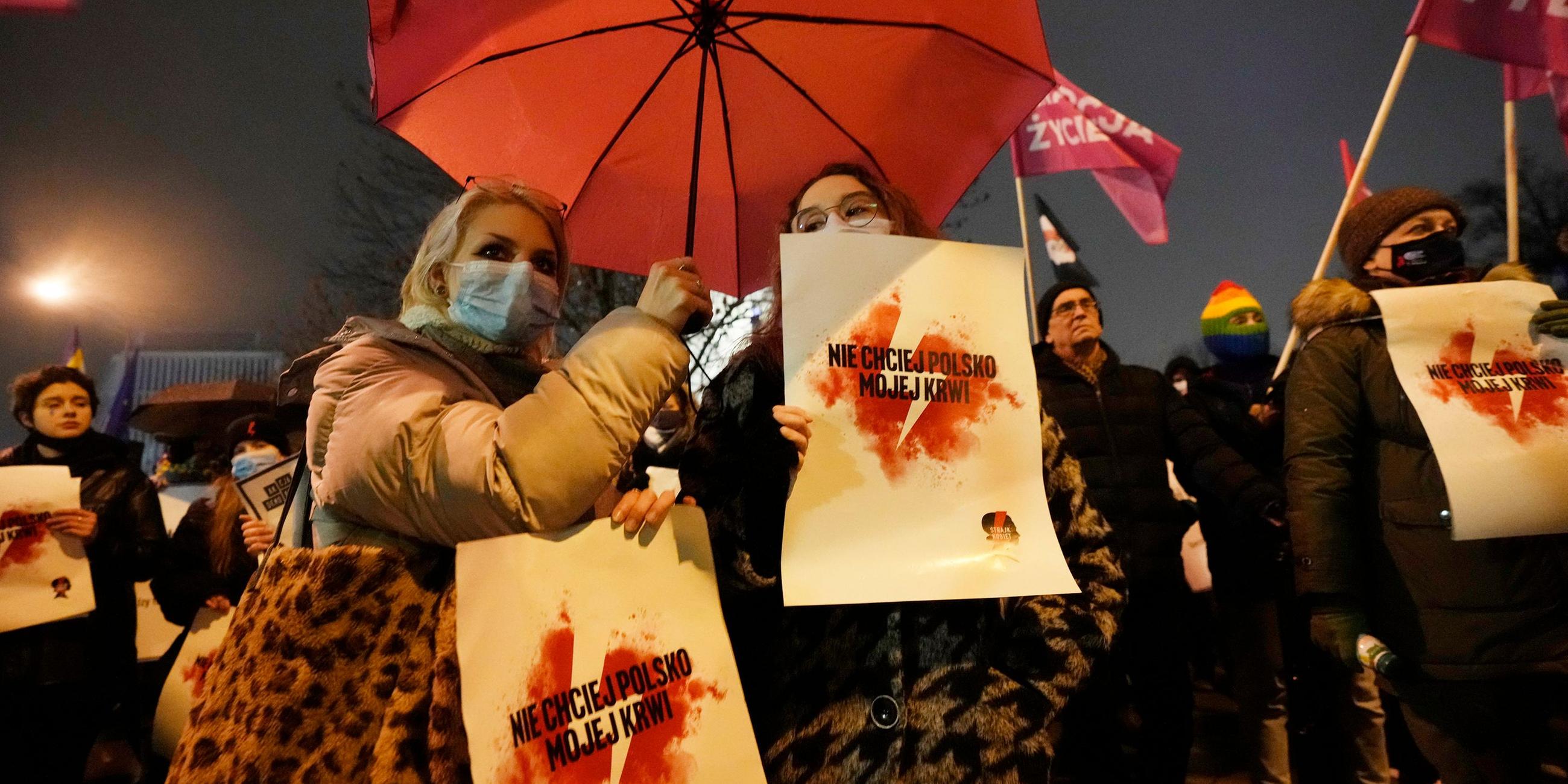 Demonstrierende Frauen in Polen. 