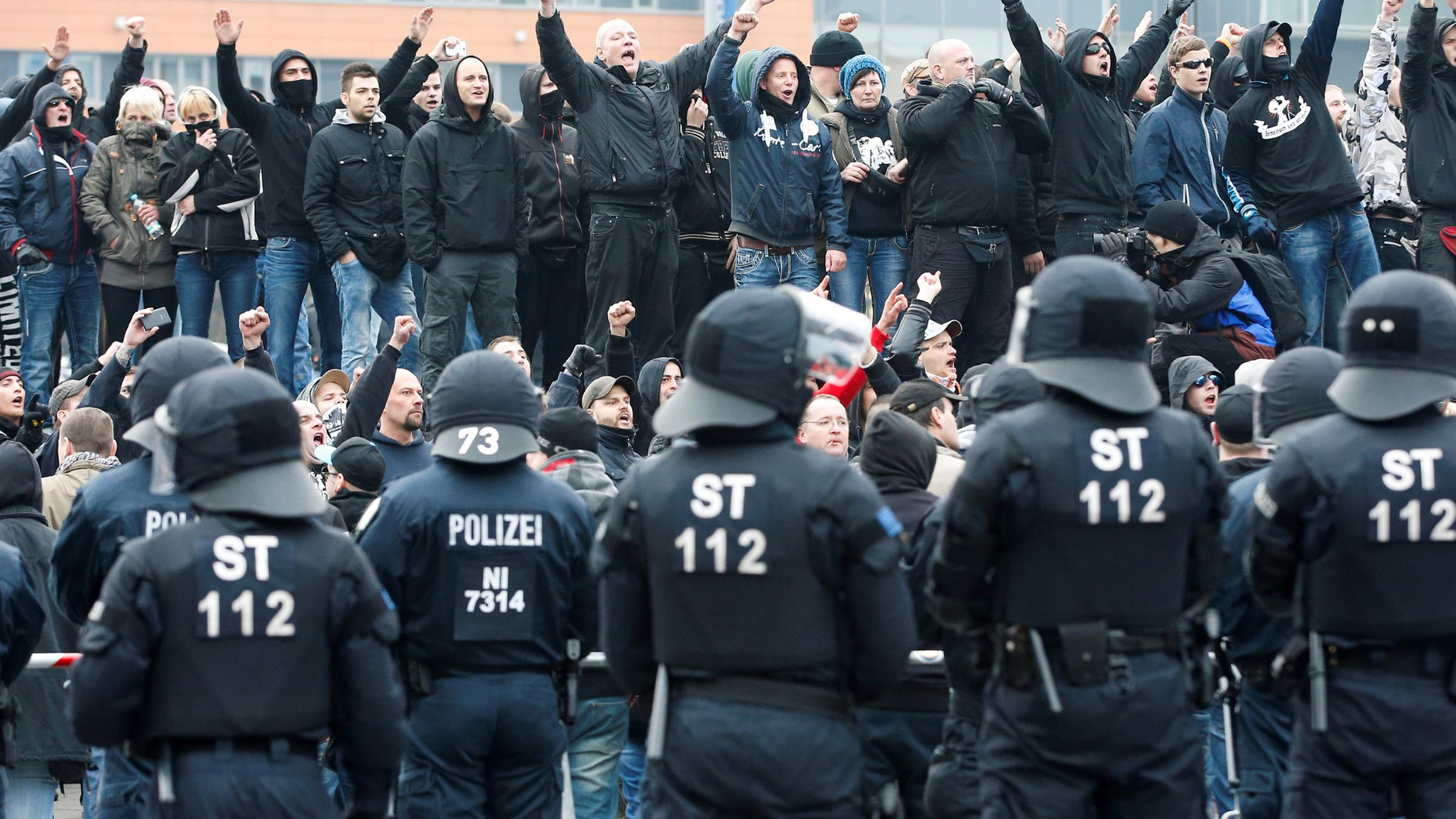 Archiv: Bereitschaftspolizei bei Fan-Ausschreitungen