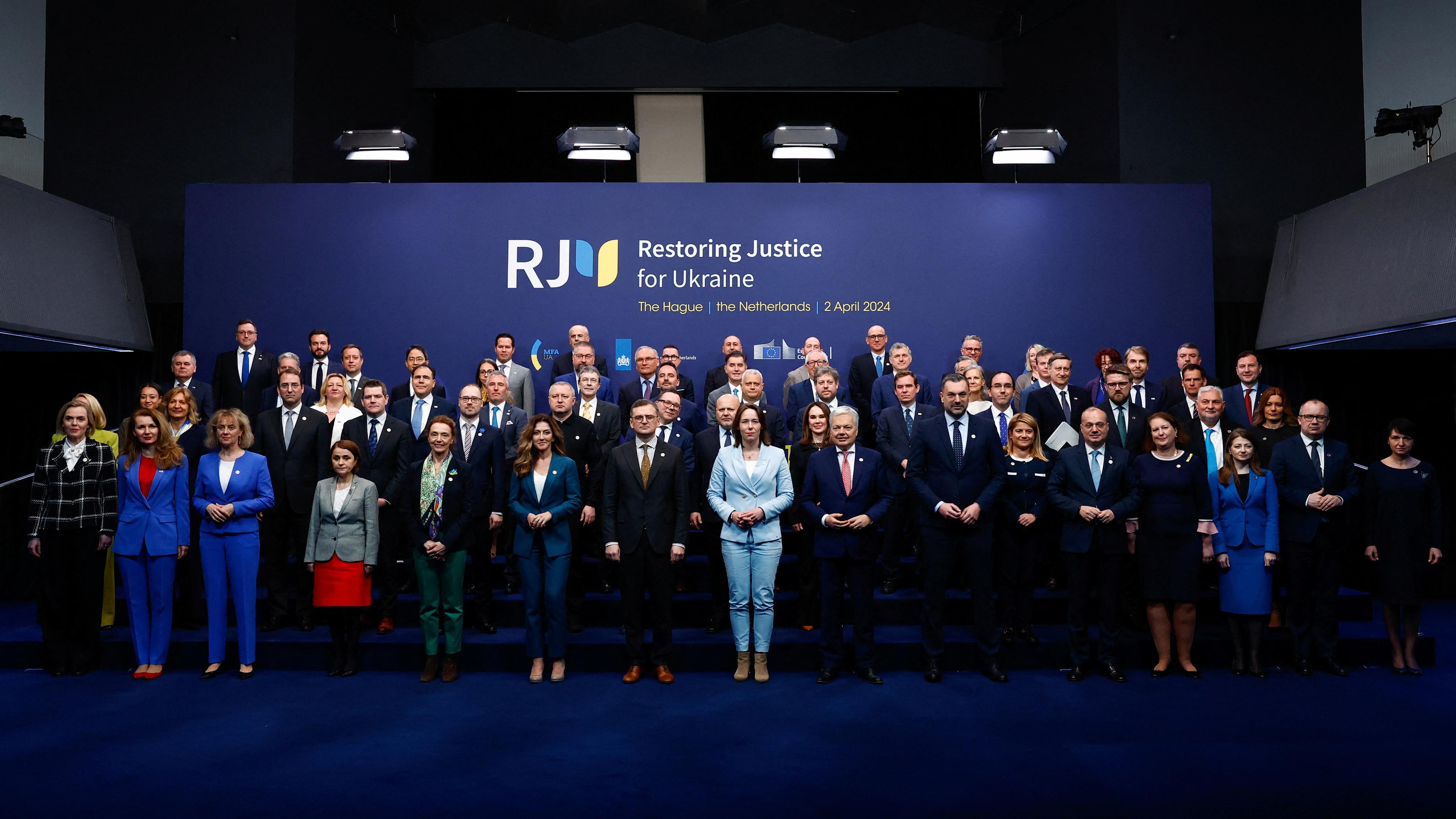Niederlande, Den Haag: Teilnehmer der internationalen Friedenskonferenz „Wiederherstellung der Gerechtigkeit für die Ukraine“ posieren für ein Gruppenbild.