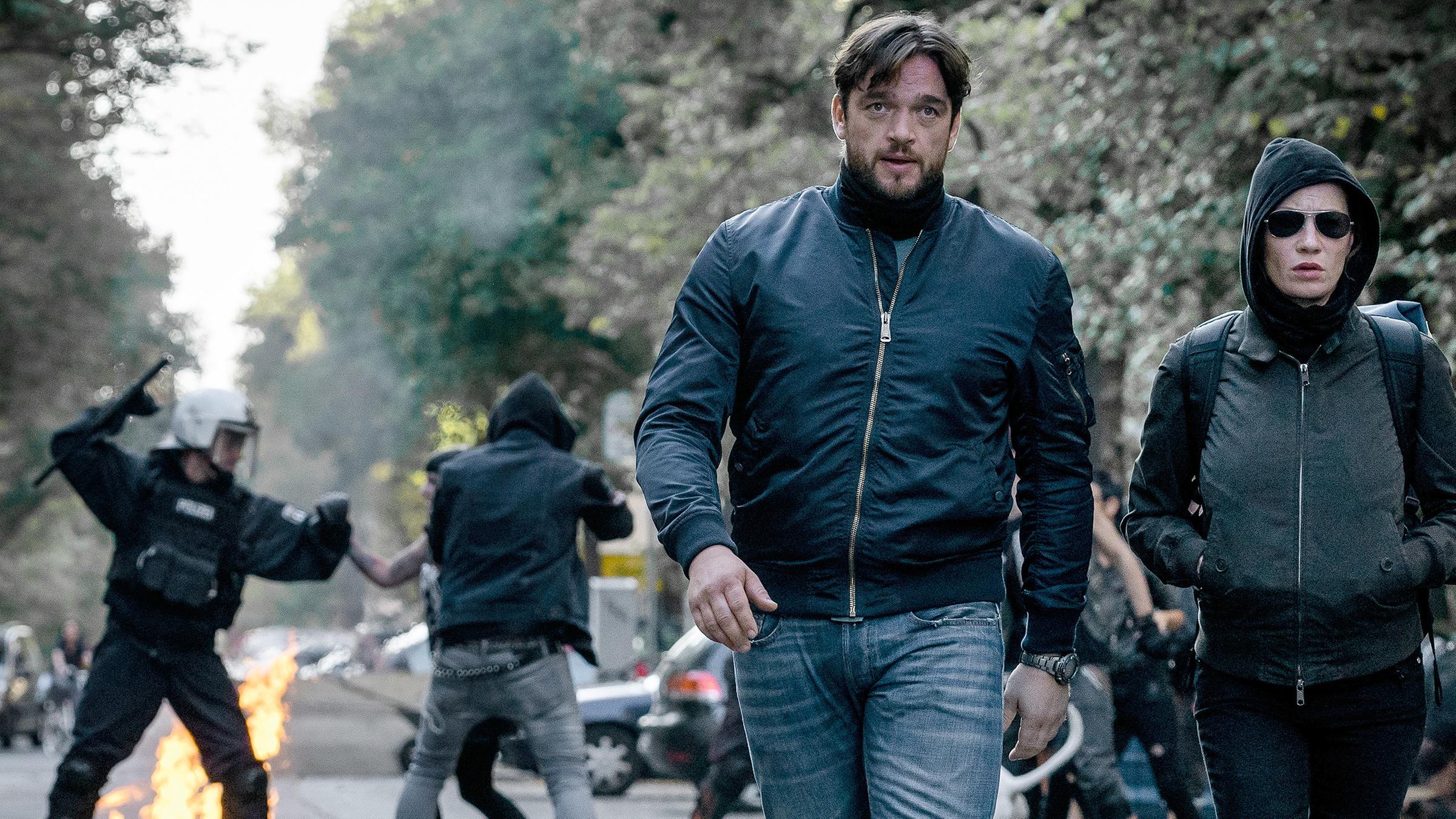 "Dengler - Brennende Kälte": Georg Dengler (Ronald Zehrfeld, M.) und Olga Iliescu (Birgit Minichmayr, r.) nutzen die Gelegenheit des Chaos, um sich aus dem Staub zu machen.