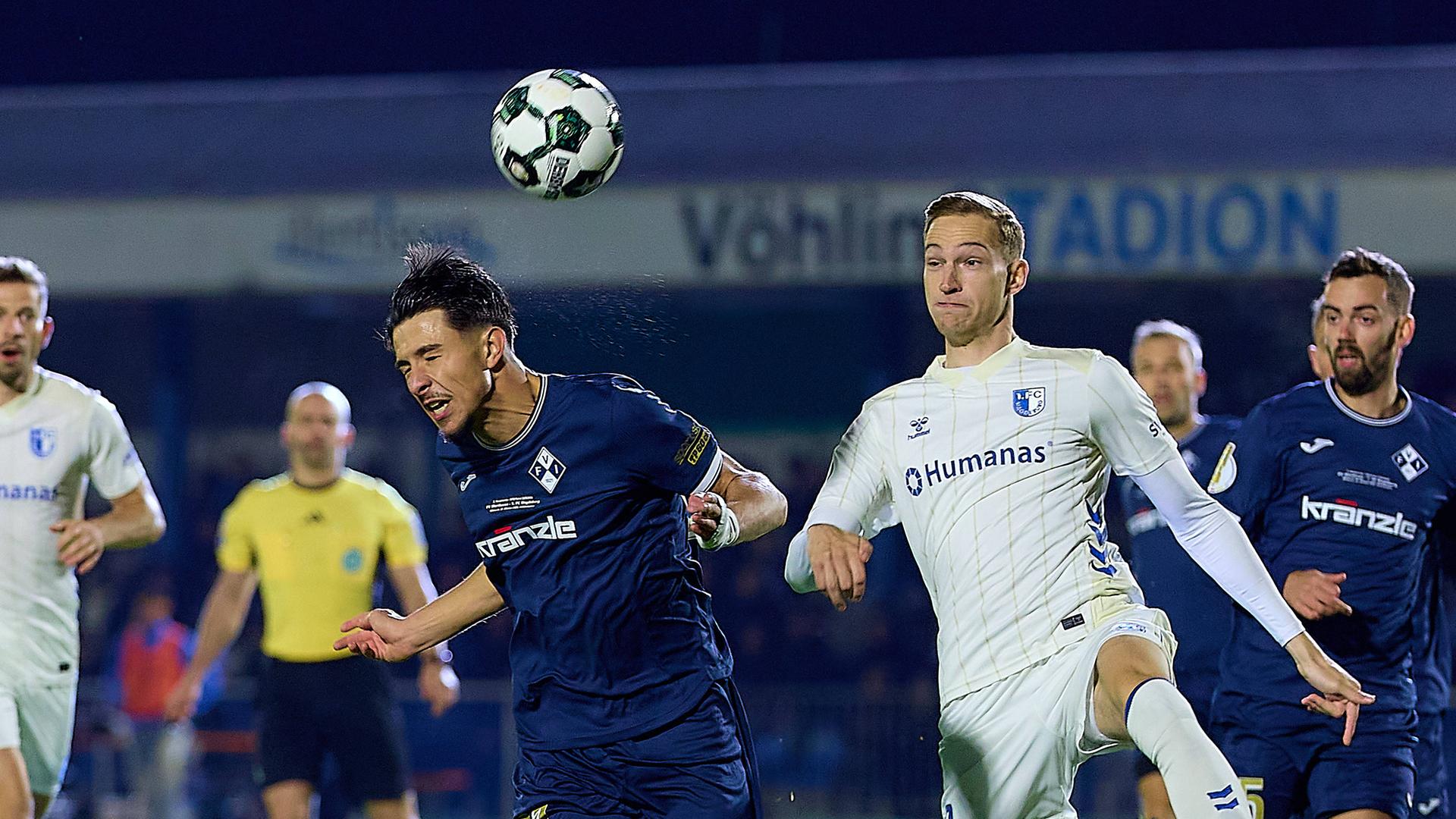 Kopfballchance von Denis Milic (FV Illertissen, 21) gegen Maximilian Breunig (1. FC Magdeburg, 09) in den Anfangsminuten bei dem Spiel am 29.10.2025.