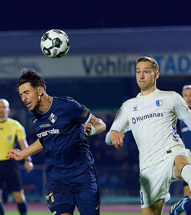 Kopfballchance von Denis Milic (FV Illertissen, 21) gegen Maximilian Breunig (1. FC Magdeburg, 09) in den Anfangsminuten bei dem Spiel am 29.10.2025.