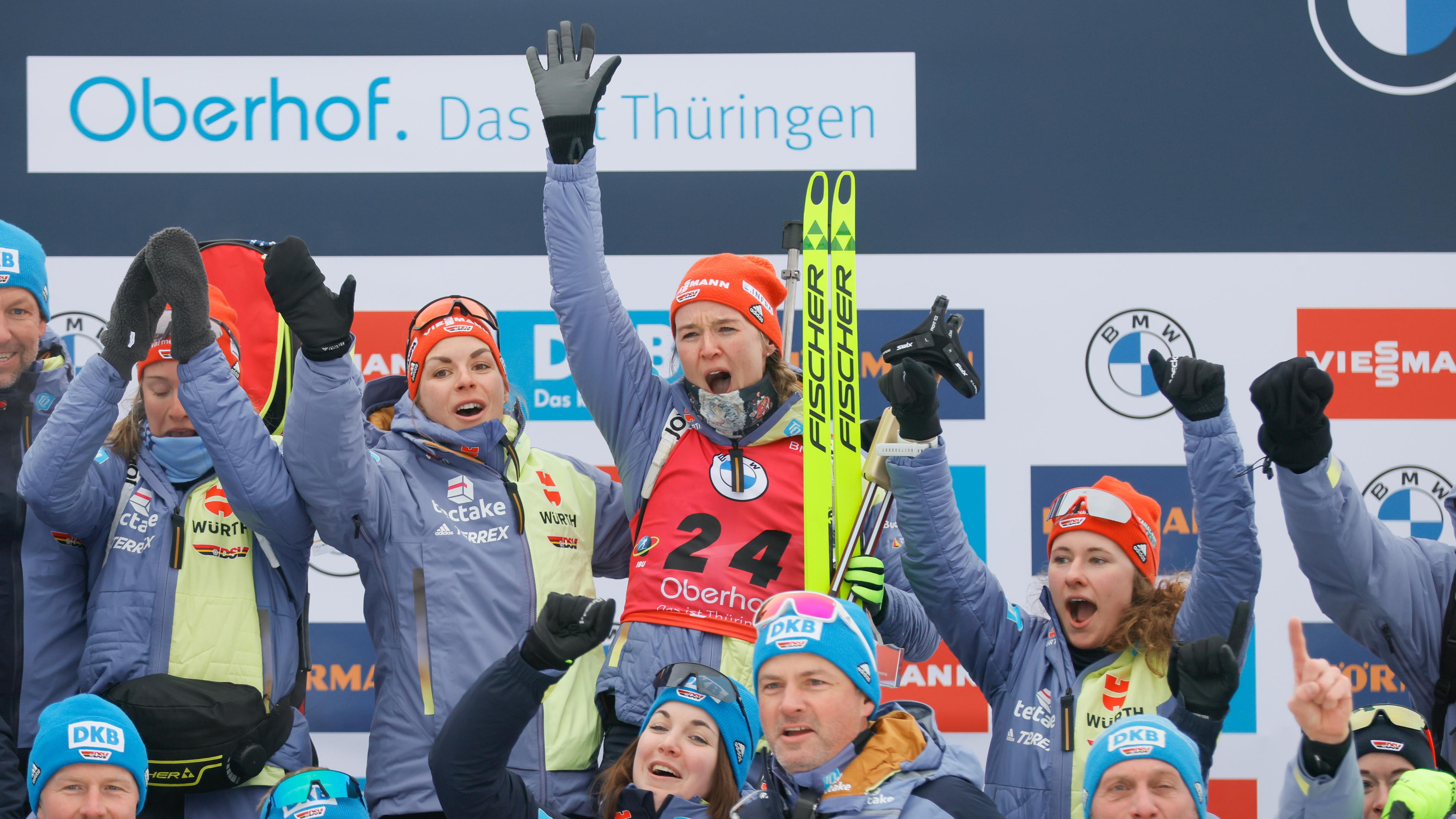 Oberhof, Biathlon-Weltmeisterschaft, Sprint, Damen: Denise Herrmann-Wick freut sich mit Teamkollegen über ihren Sieg.
