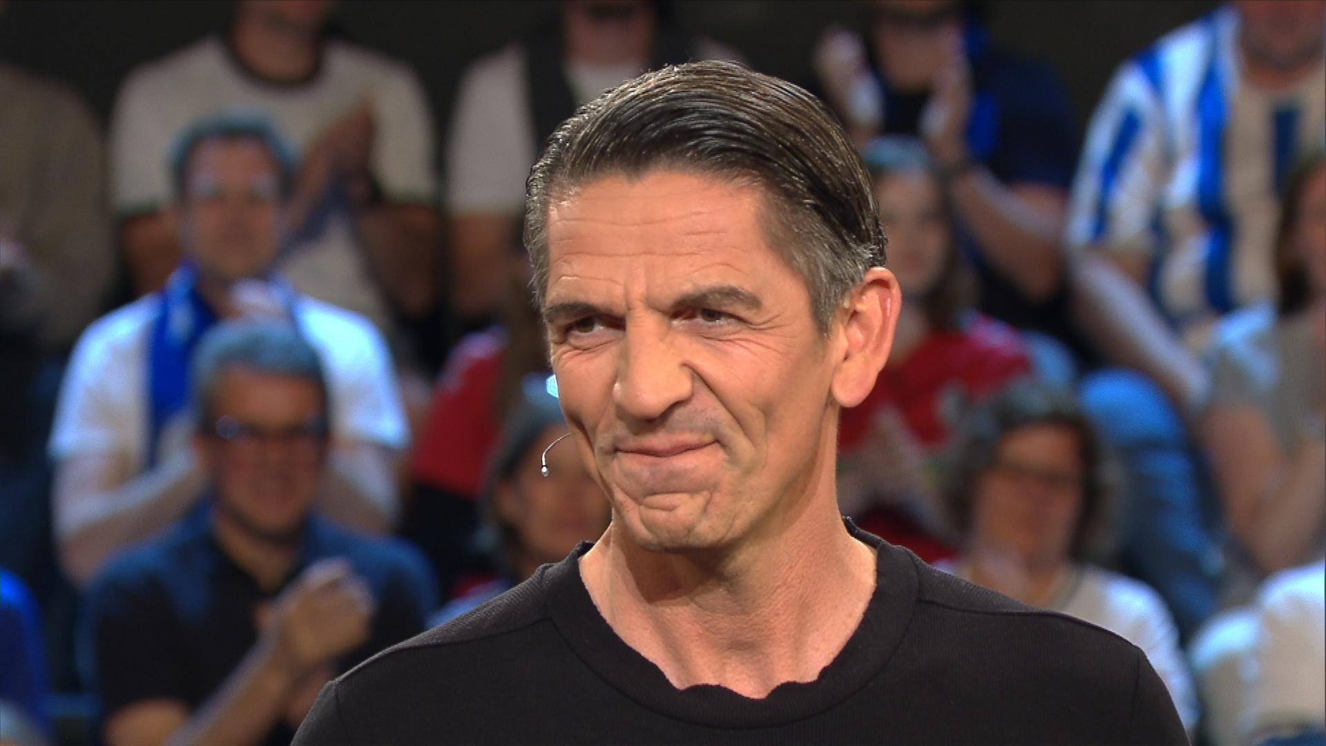 Der Fussballschiedsrichter Deniz Aytekin im Talk mit der ZDF-Fernsehmoderatorin Katrin Müller-Hohenstein 