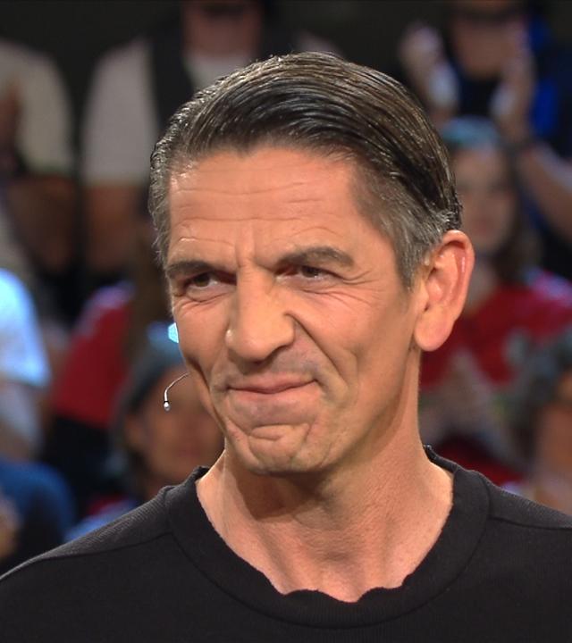 Der Fussballschiedsrichter Deniz Aytekin im Talk mit der ZDF-Fernsehmoderatorin Katrin Müller-Hohenstein 
