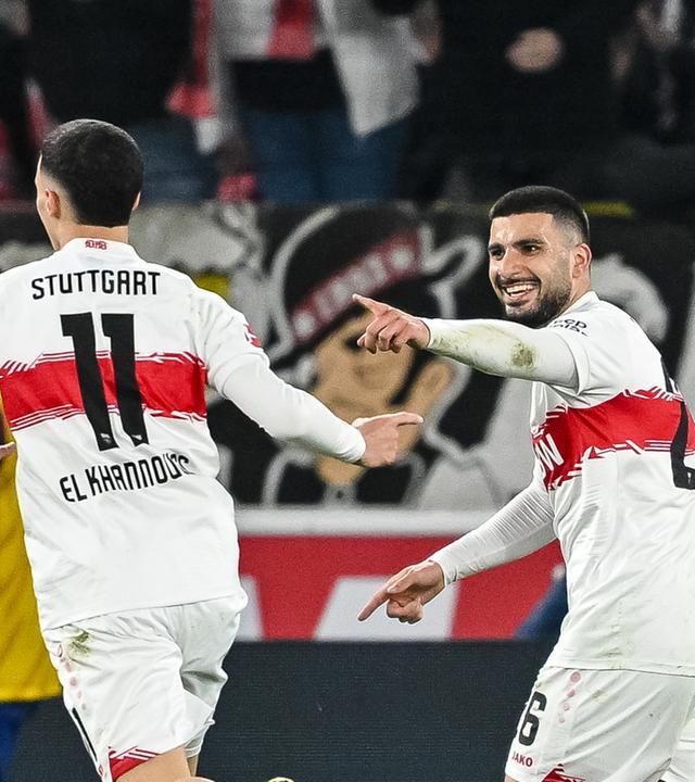 Bilal El Khannouss und Torschütze Deniz Undav jubeln nach dem Tor zum 1:0 am 15.03.2026 in Stuttgart.