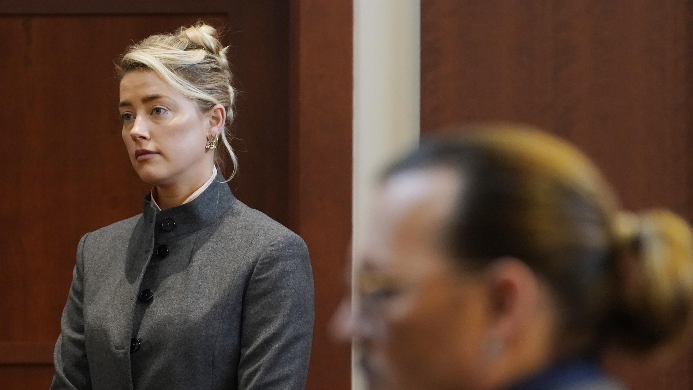 Archiv: Schauspielerin Amber Heard bezeugt am  16. 05. 2022, im Gerichtssaal des Fairfax County Circuit Courthouse in Fairfax, Virginia, während Schauspieler Johnny Depp zuhört.