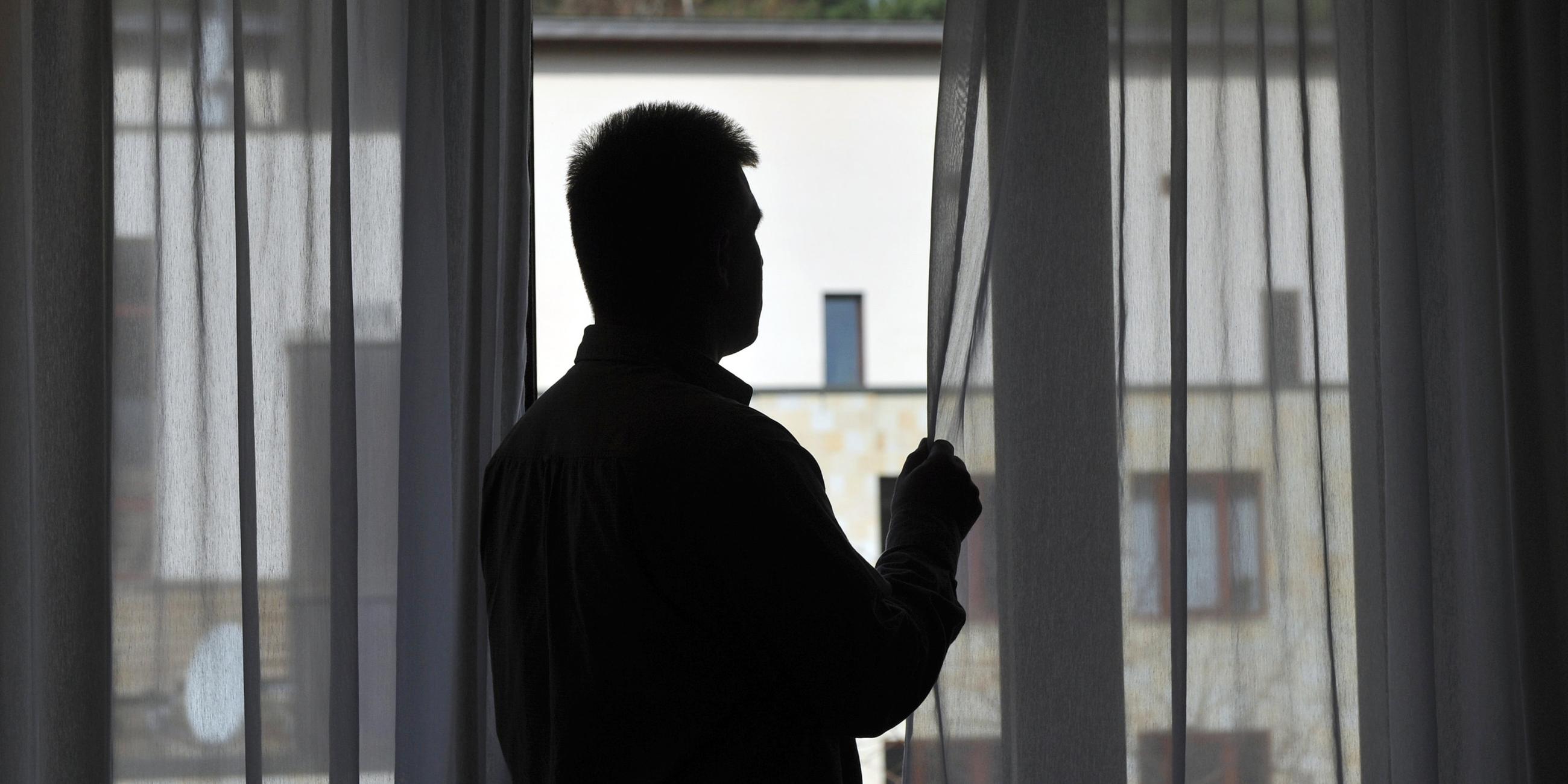 Ein Mann steht am Fenster seines Zimmers in der Oberbergklinik in Rietz, aufgenommen am 01.04.2011