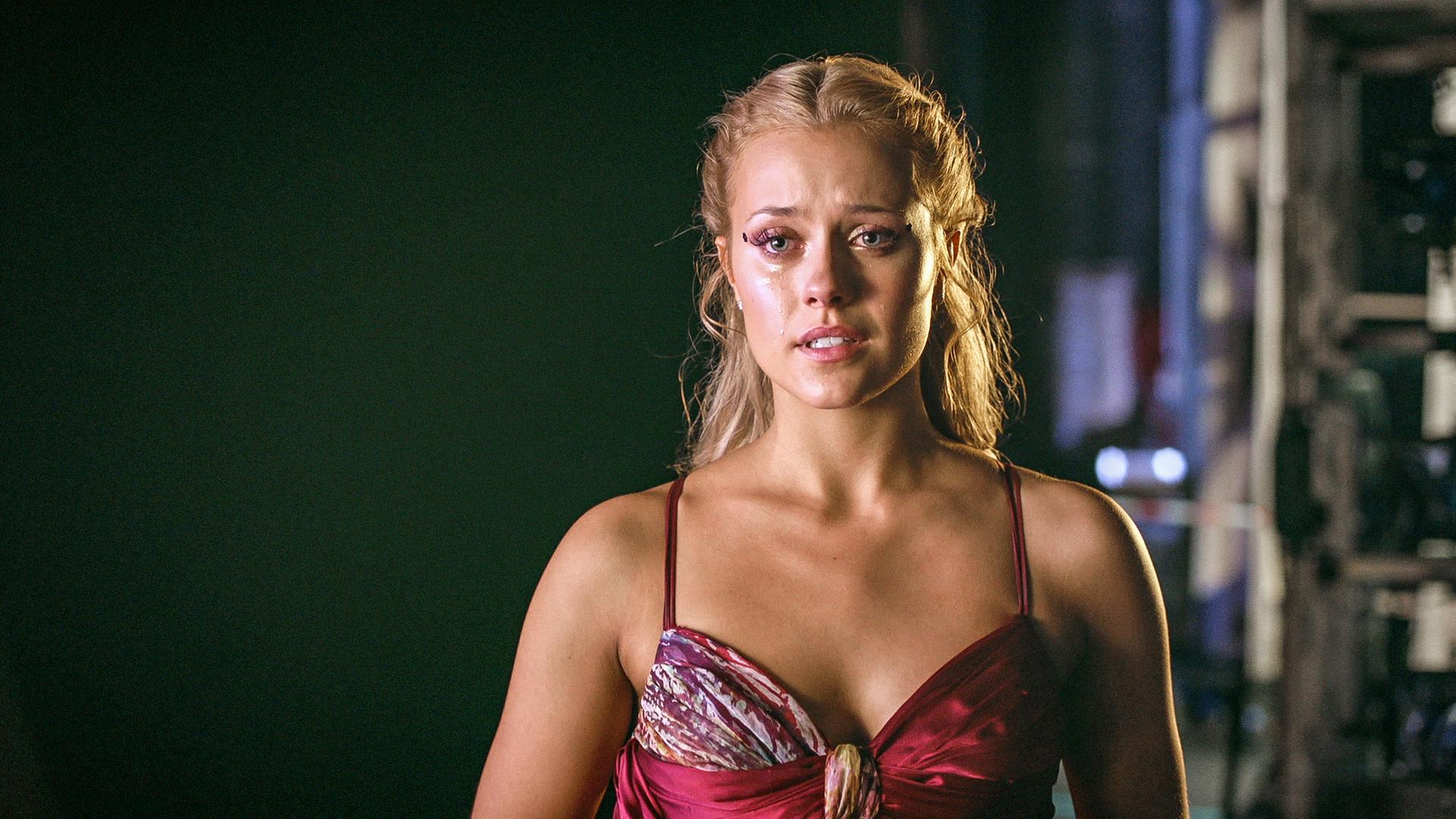 Lena steht mit tränenverschmiertem Gesicht hinter der Bühne.