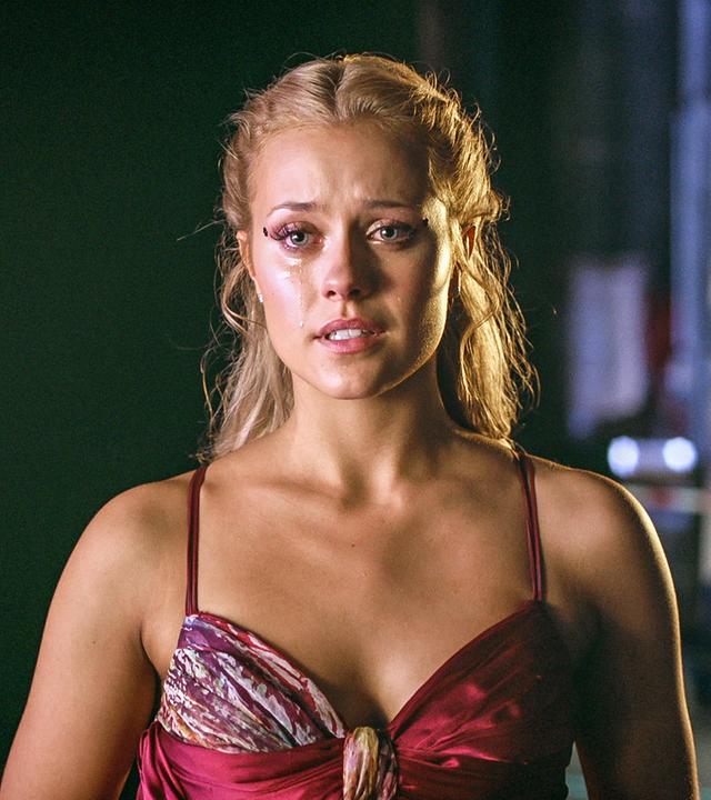 Lena steht mit tränenverschmiertem Gesicht hinter der Bühne.